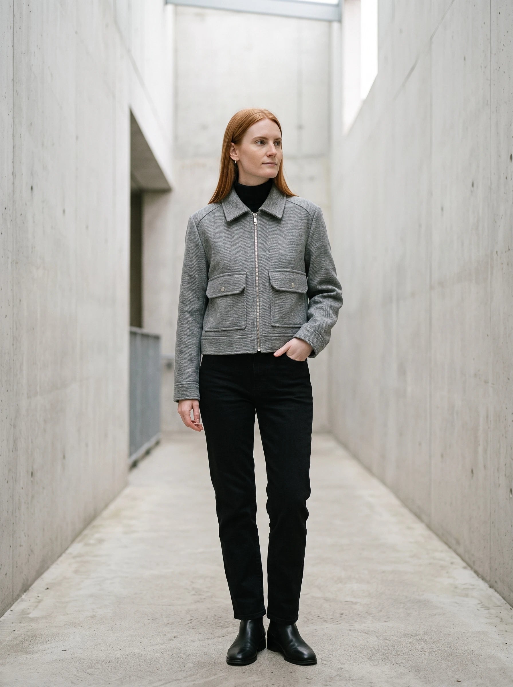 Veste courte en lainage gris chiné Solveig, portée dans un passage urbain minimaliste