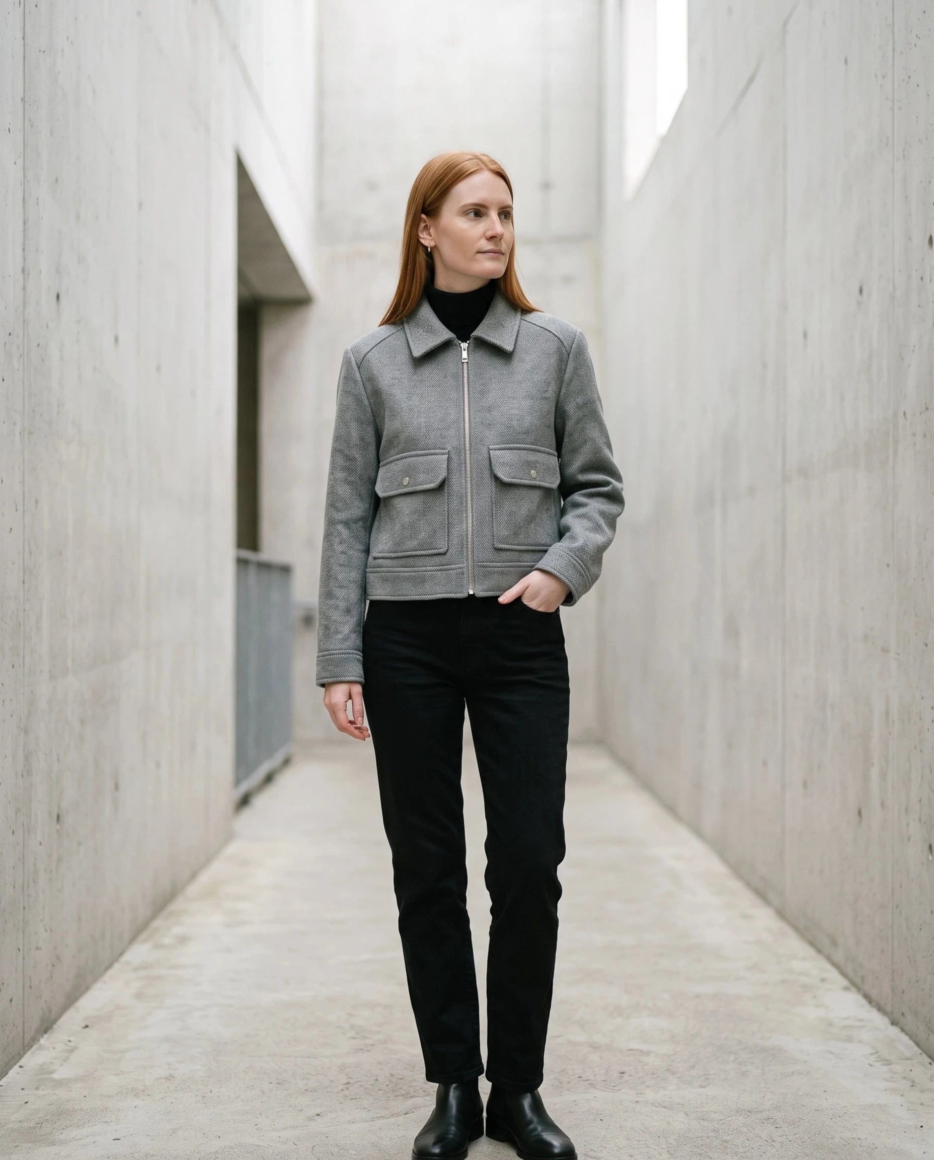 Veste courte en lainage gris chiné Solveig, portée dans un passage urbain minimaliste
