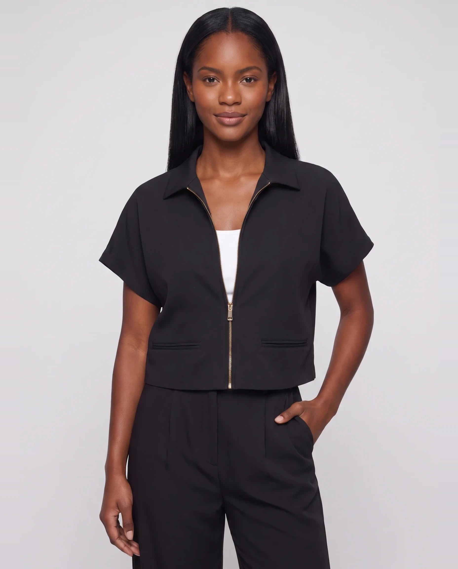 Veste courte zippée à manches courtes noire Gilberte, plan rapproché en studio