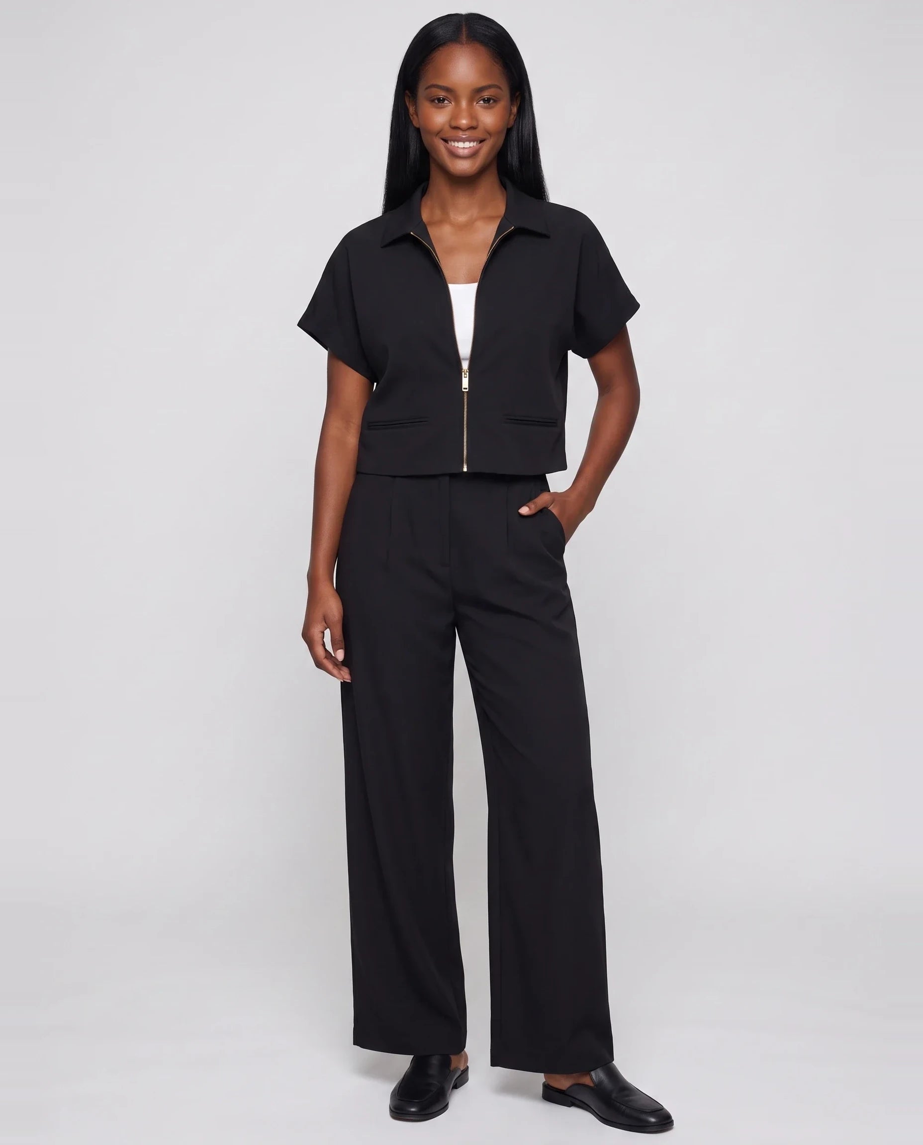 Veste courte zippée à manches courtes noire Gilberte, vue de face en studio