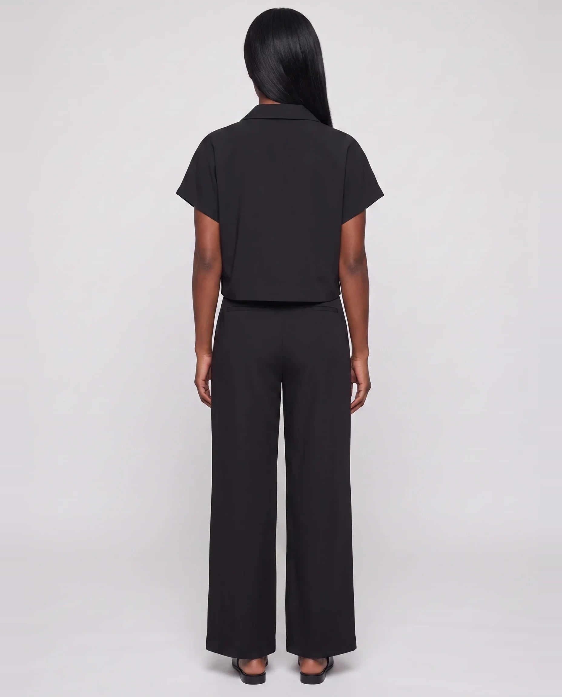 Veste courte zippée à manches courtes noire Gilberte, vue de dos en studio