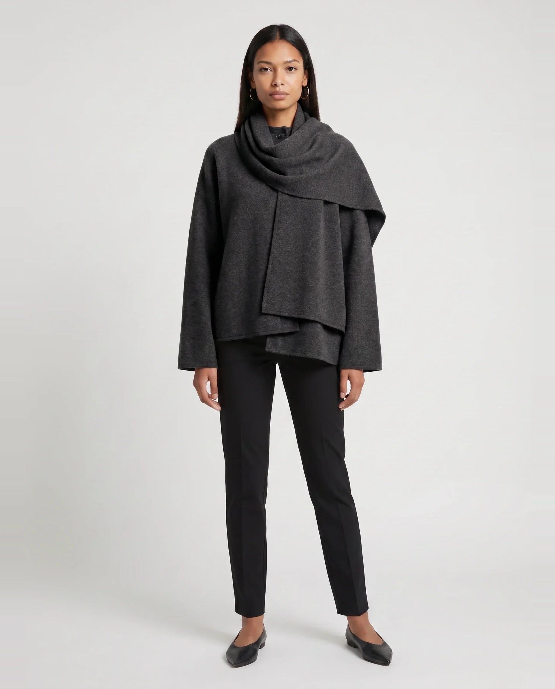 Veste en maille gris anthracite à écharpe drapée Méline, vue de face en studio