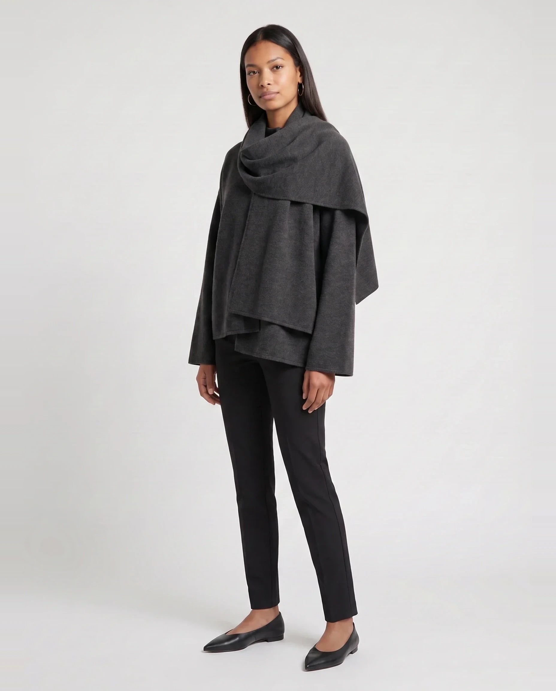 Veste en maille gris anthracite à écharpe drapée Méline, vue de trois quarts en studio