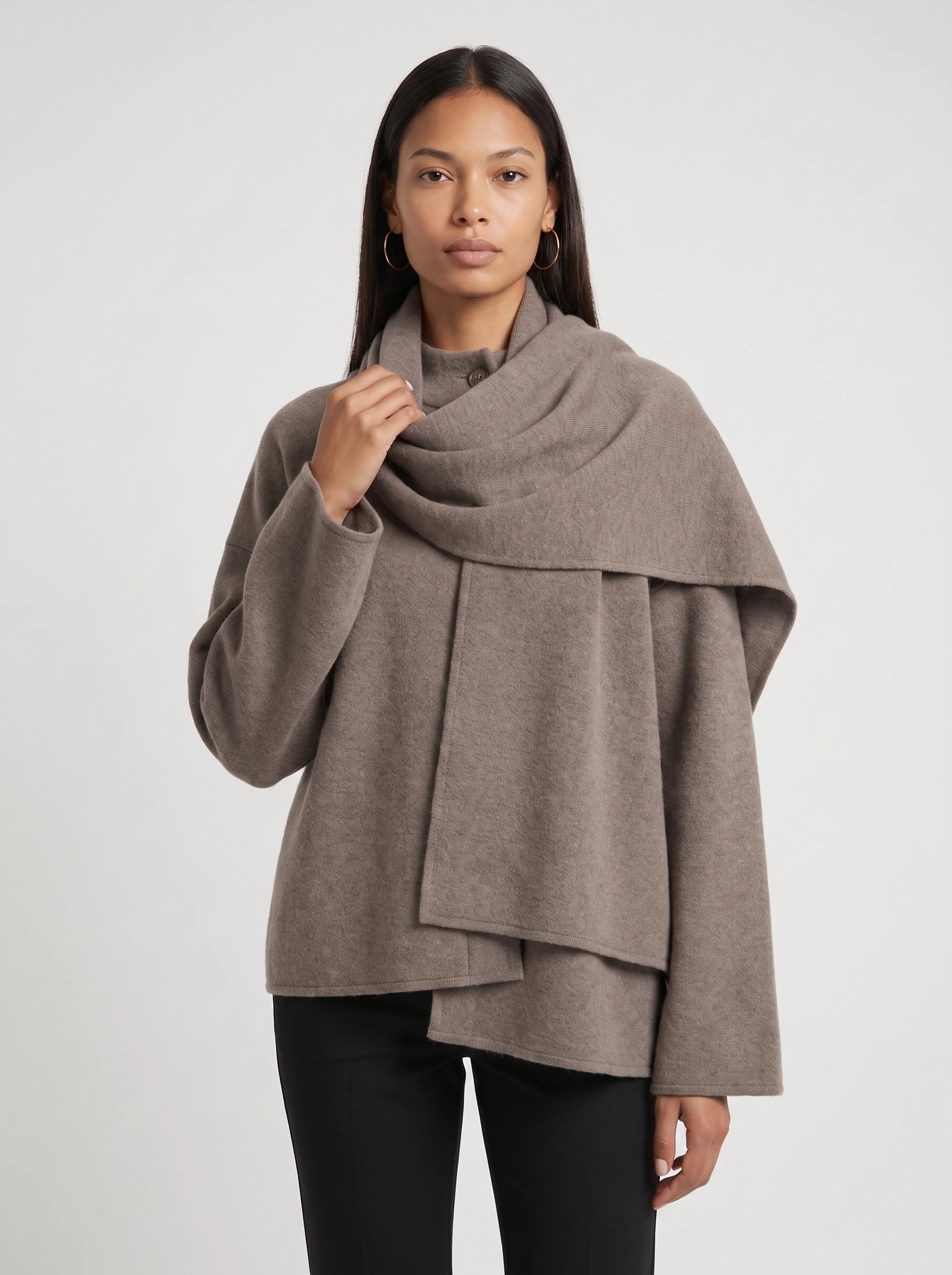 Veste en maille taupe à écharpe drapée Méline, plan rapproché en studio