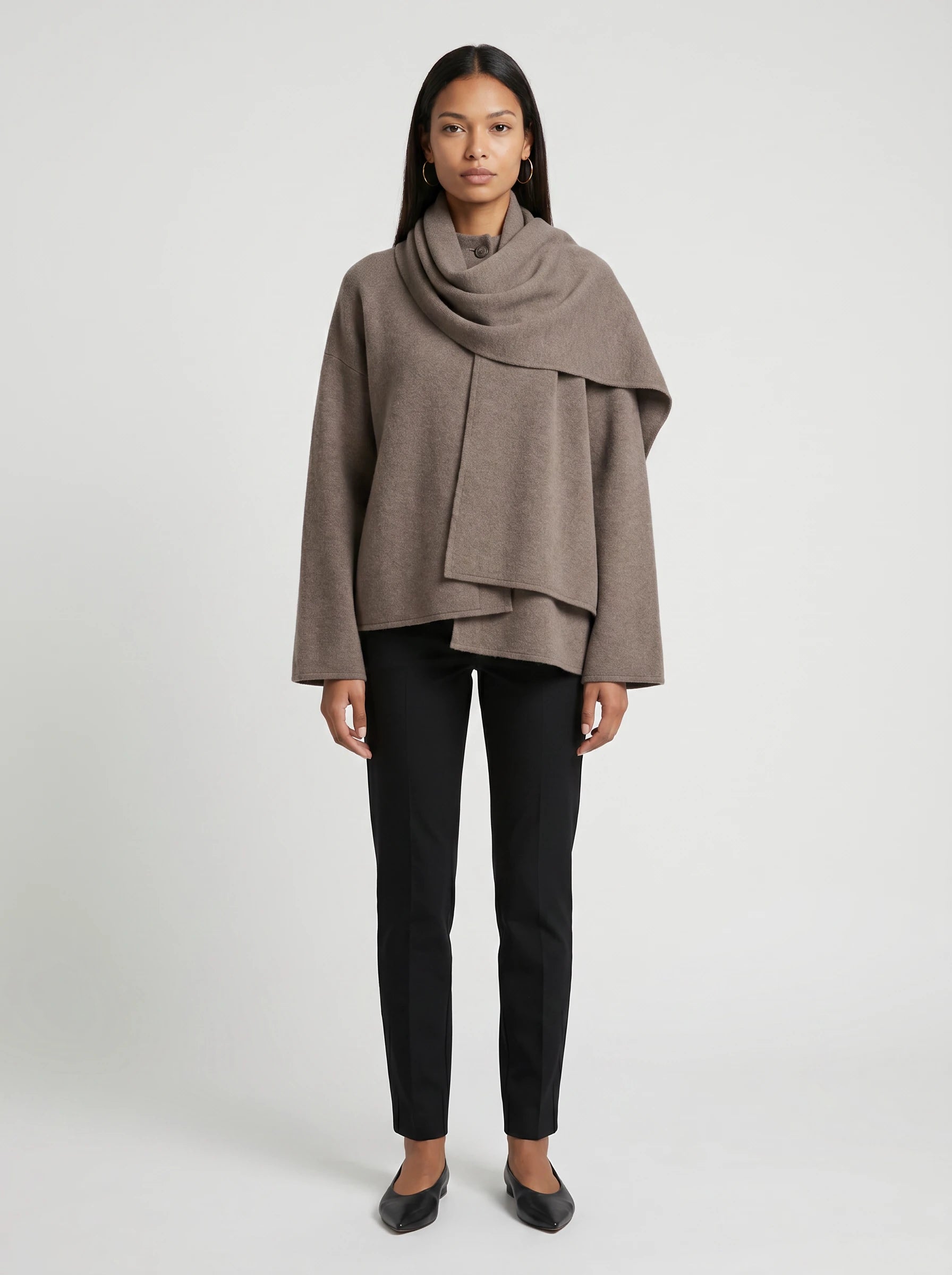 Veste en maille taupe à écharpe drapée Méline, vue de face en studio