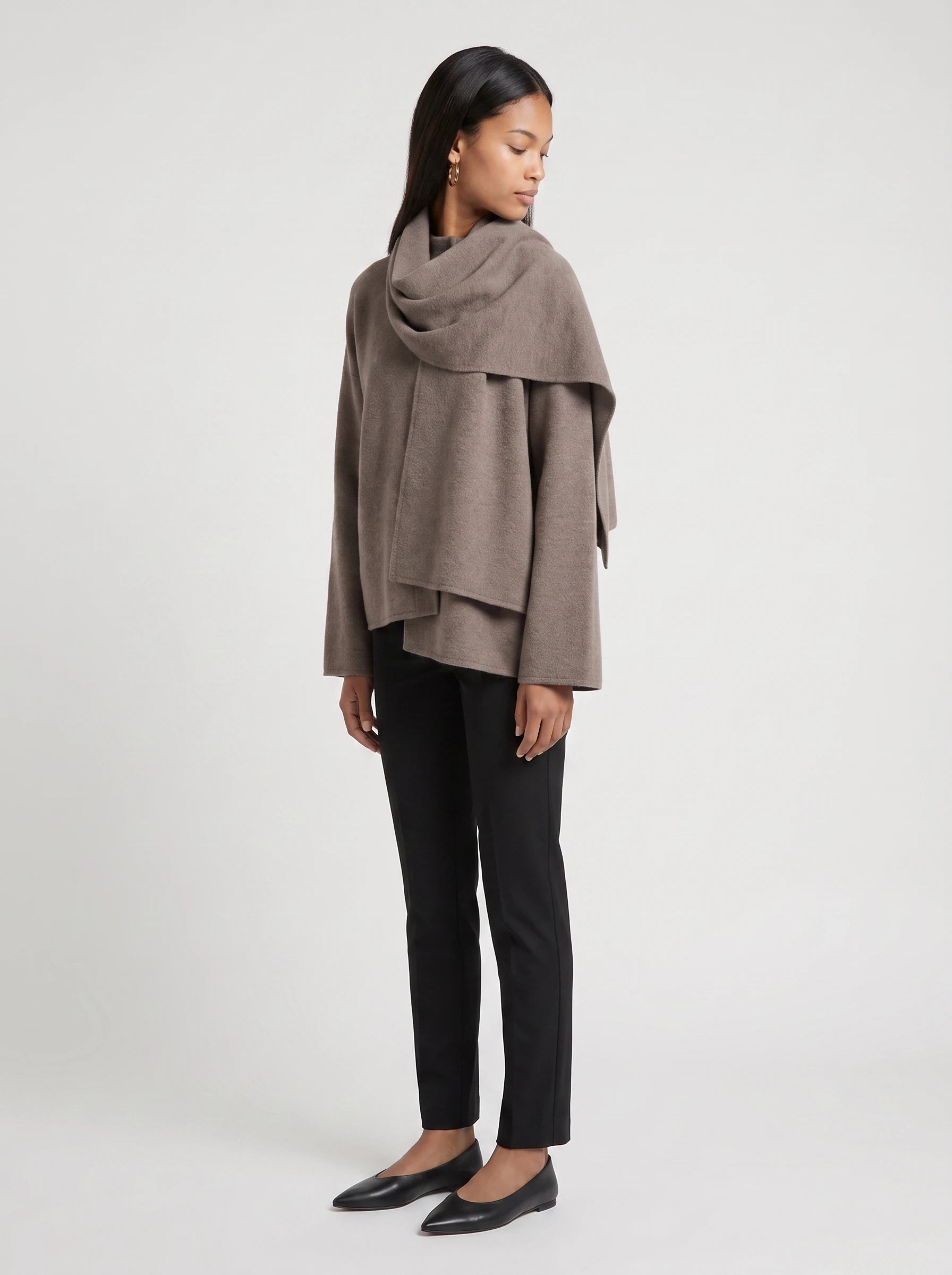 Veste en maille taupe à écharpe drapée Méline, vue de trois quarts en studio