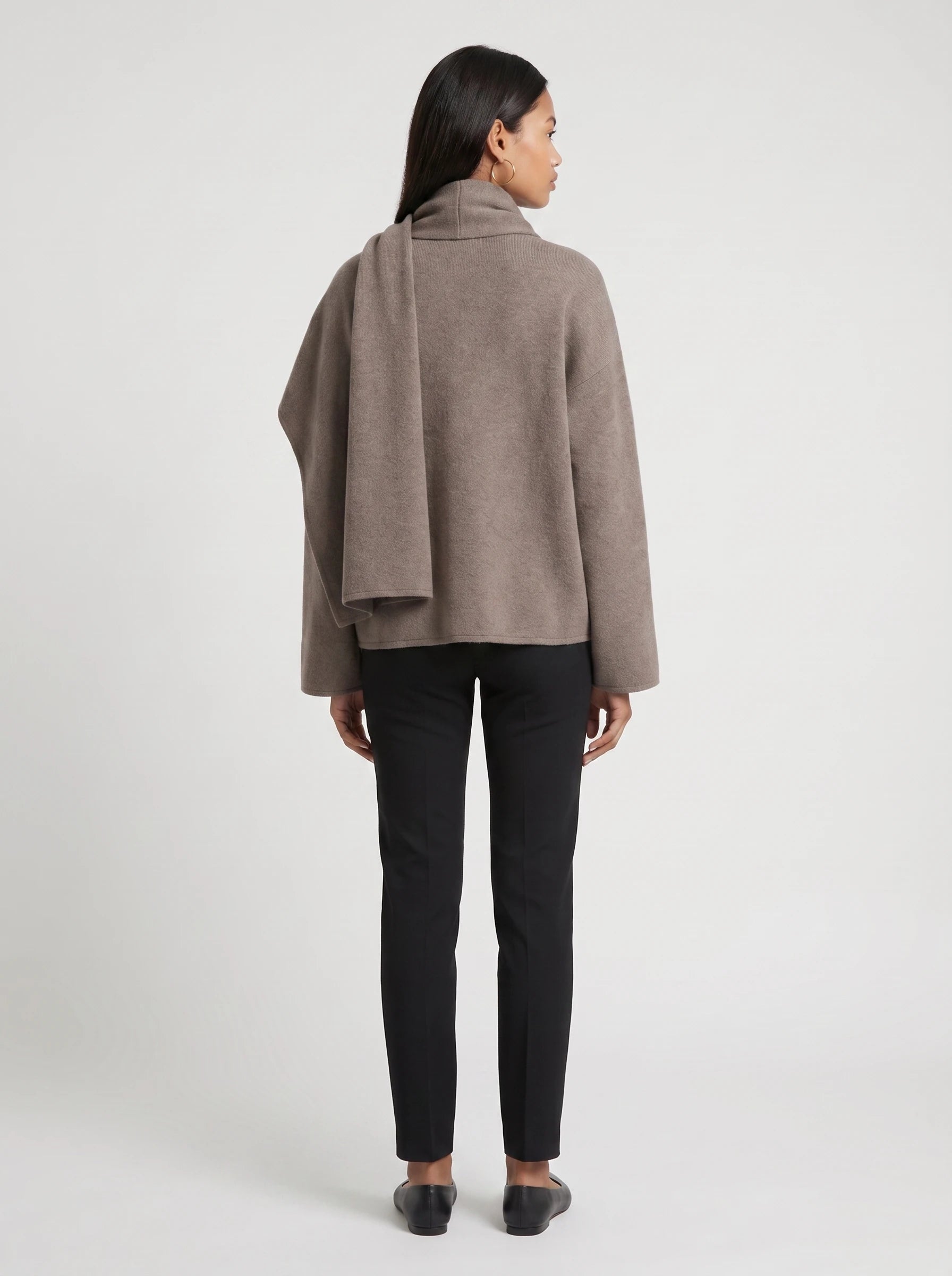Veste en maille taupe à écharpe drapée Méline, vue de dos en studio