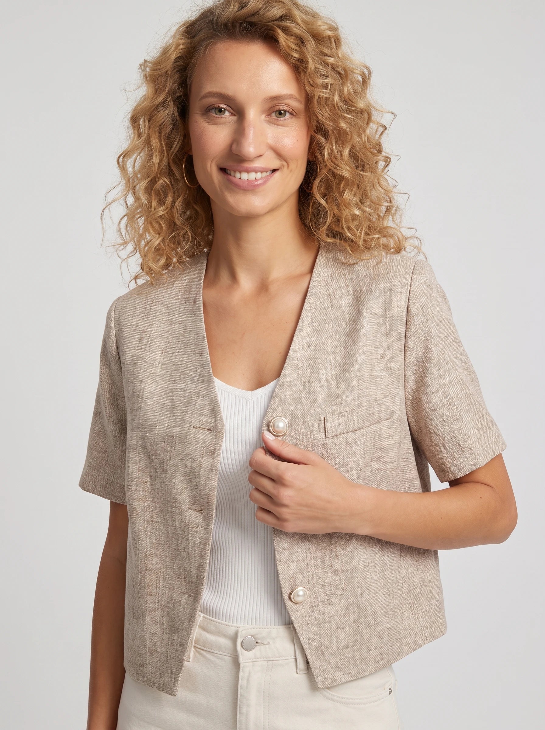 Veste d'été col V en tissé chiné beige Mireille, plan rapproché en studio