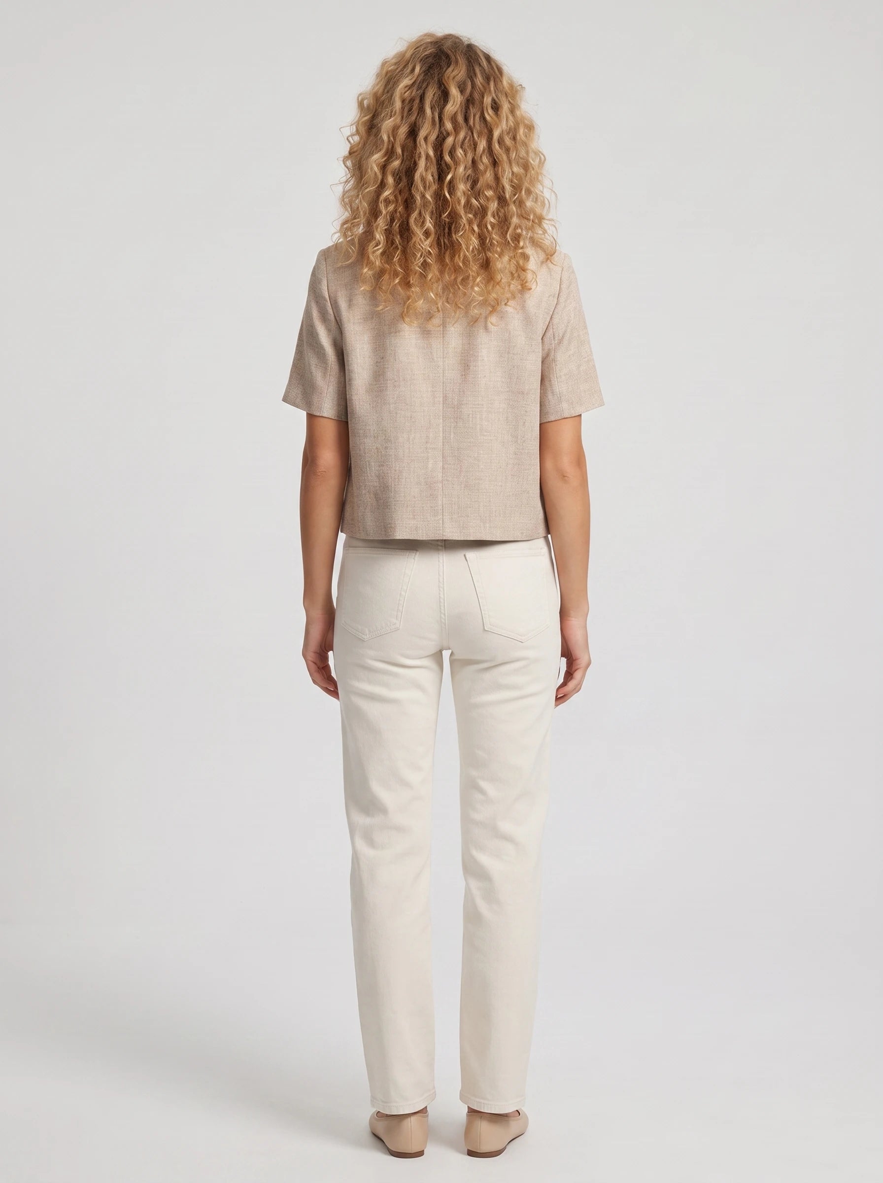 Veste d'été col V en tissé chiné beige Mireille, vue de dos en studio