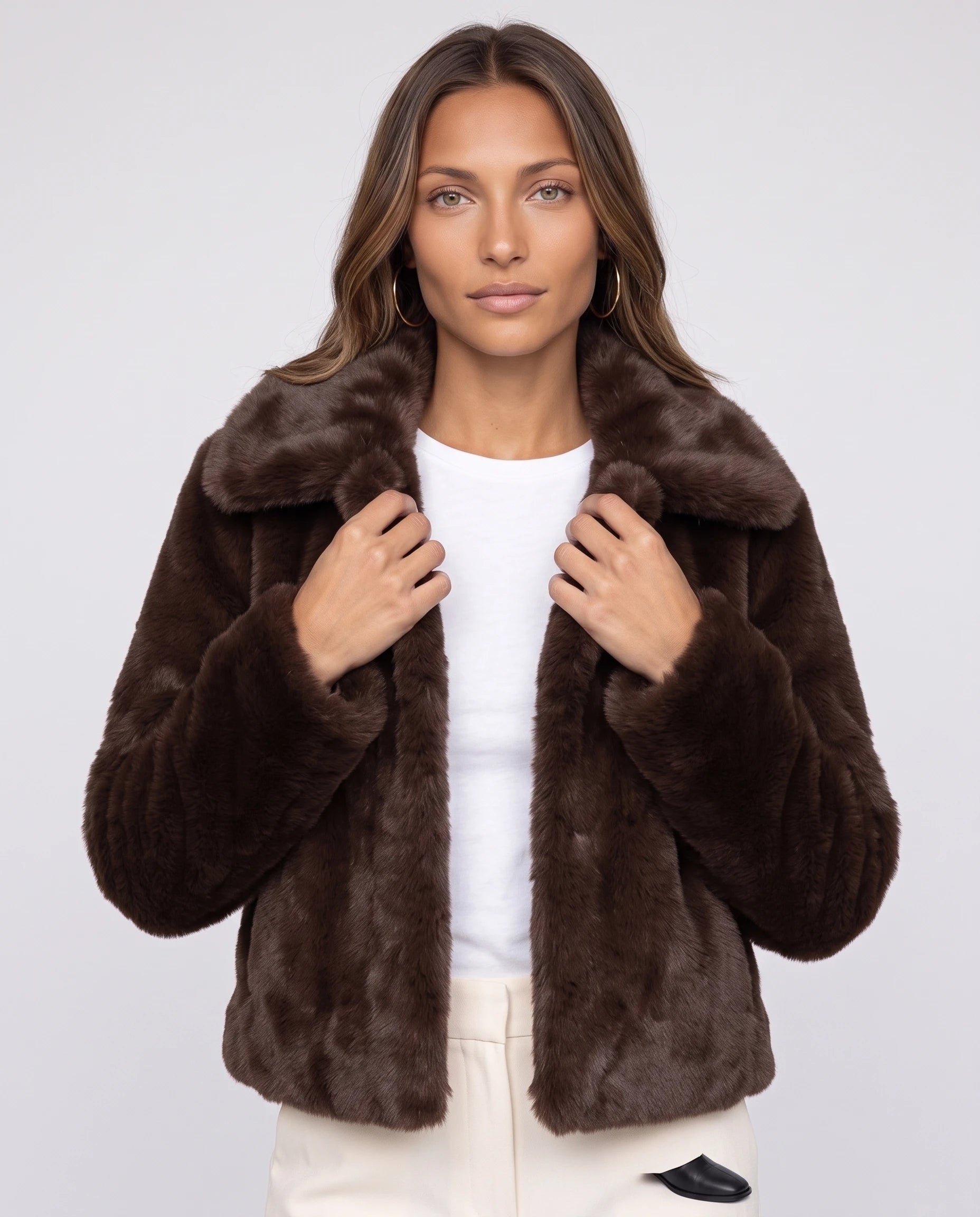 Veste courte en fausse fourrure chocolat Edwige, plan rapproché en studio