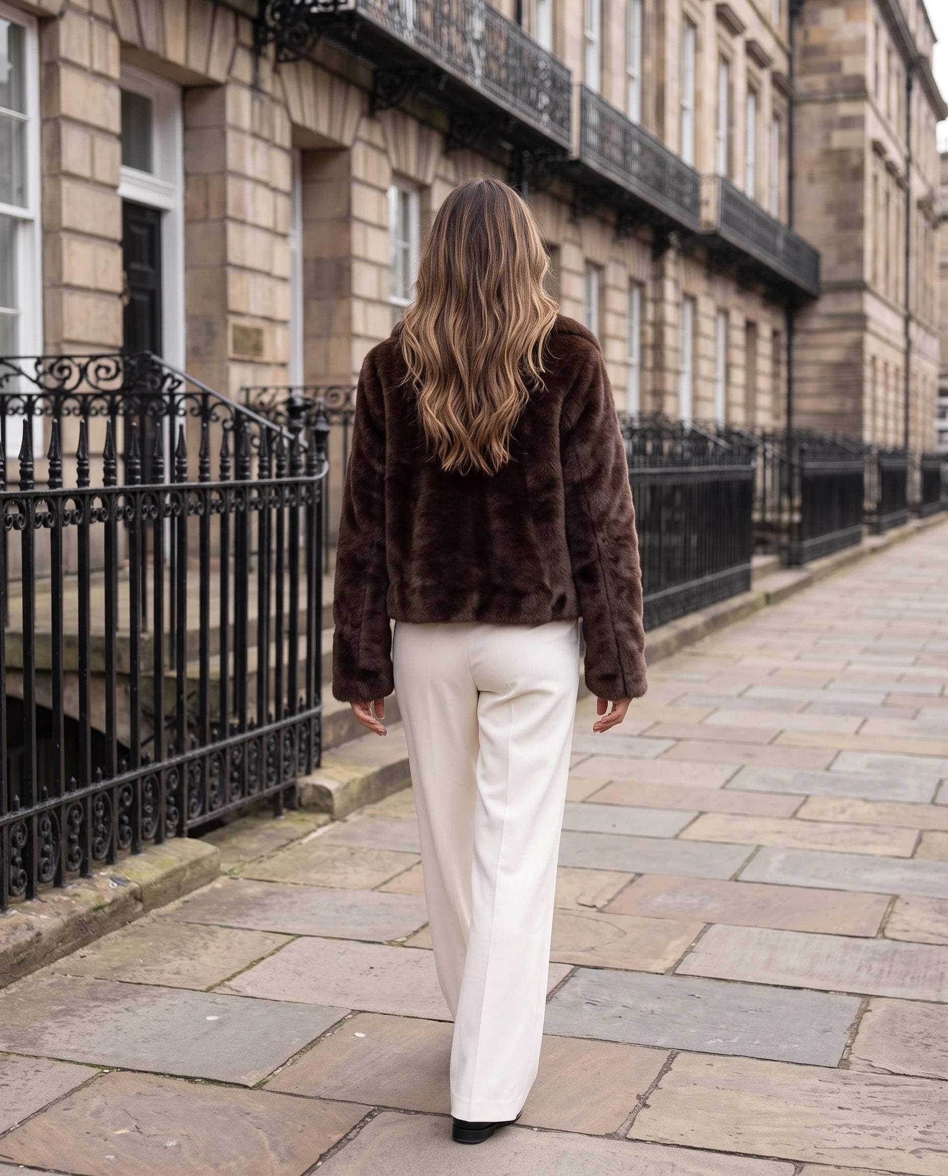 Veste courte en fausse fourrure chocolat Edwige, vue de dos en ville
