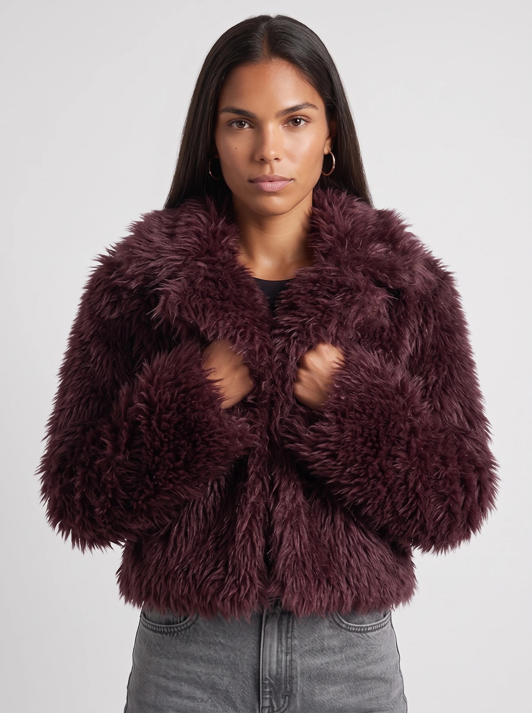 Veste cropped en fausse fourrure bordeaux Léonilde, plan rapproché en studio