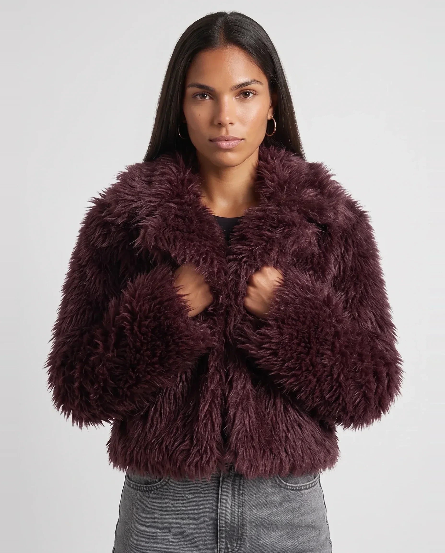 Veste cropped en fausse fourrure bordeaux Léonilde, plan rapproché en studio