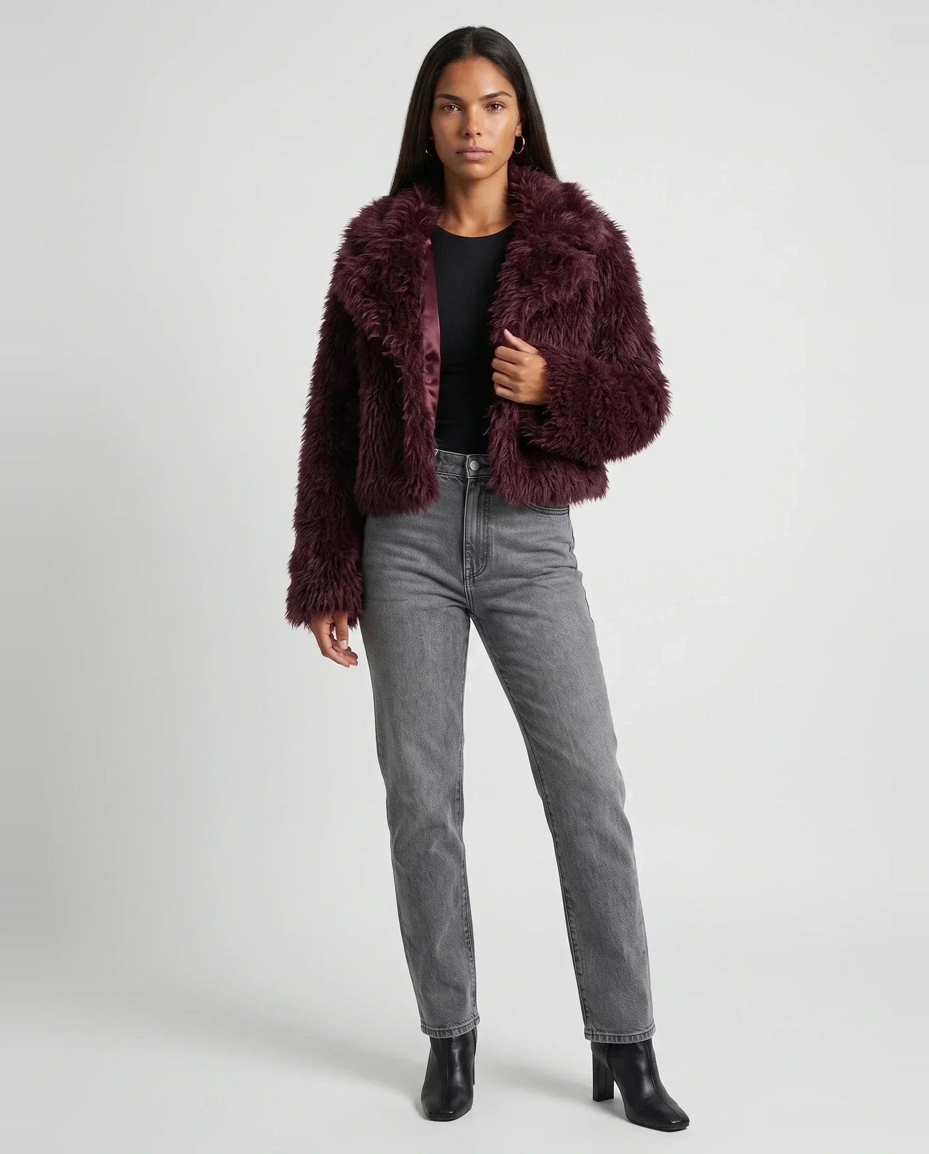 Veste cropped en fausse fourrure bordeaux Léonilde, vue de face en studio
