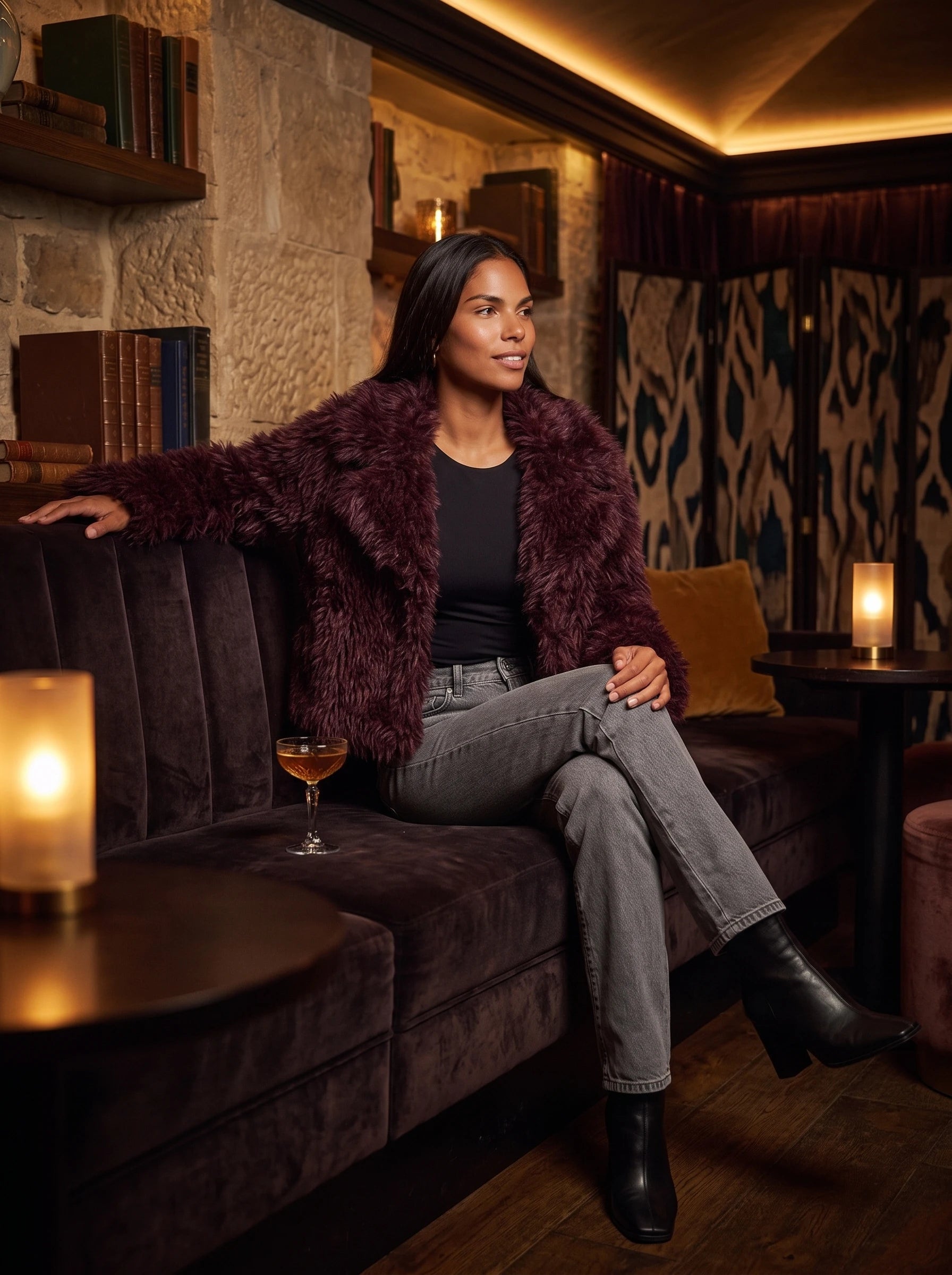 Veste en fausse fourrure bordeaux Léonilde, portée dans un salon feutré