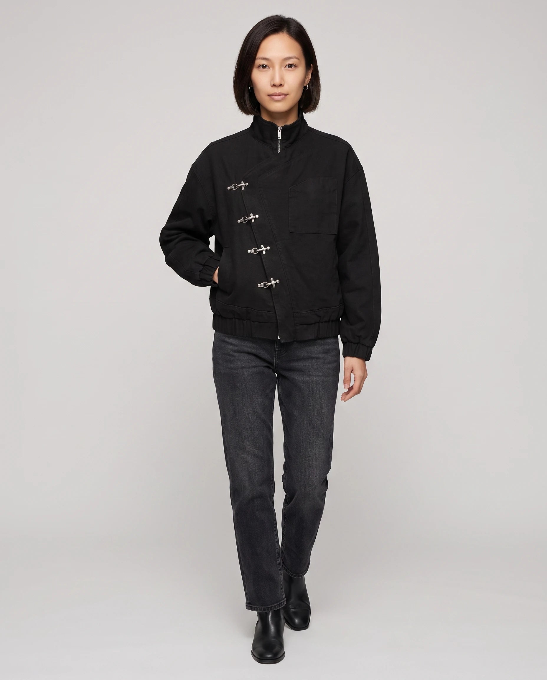 Veste zippée à fermoirs pompier noire Ingrid, vue de face en studio