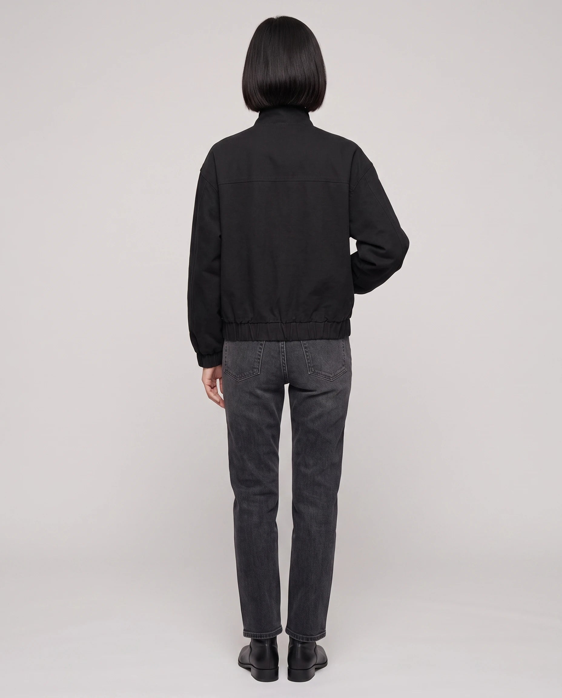 Veste zippée à fermoirs pompier noire Ingrid, vue de dos en studio