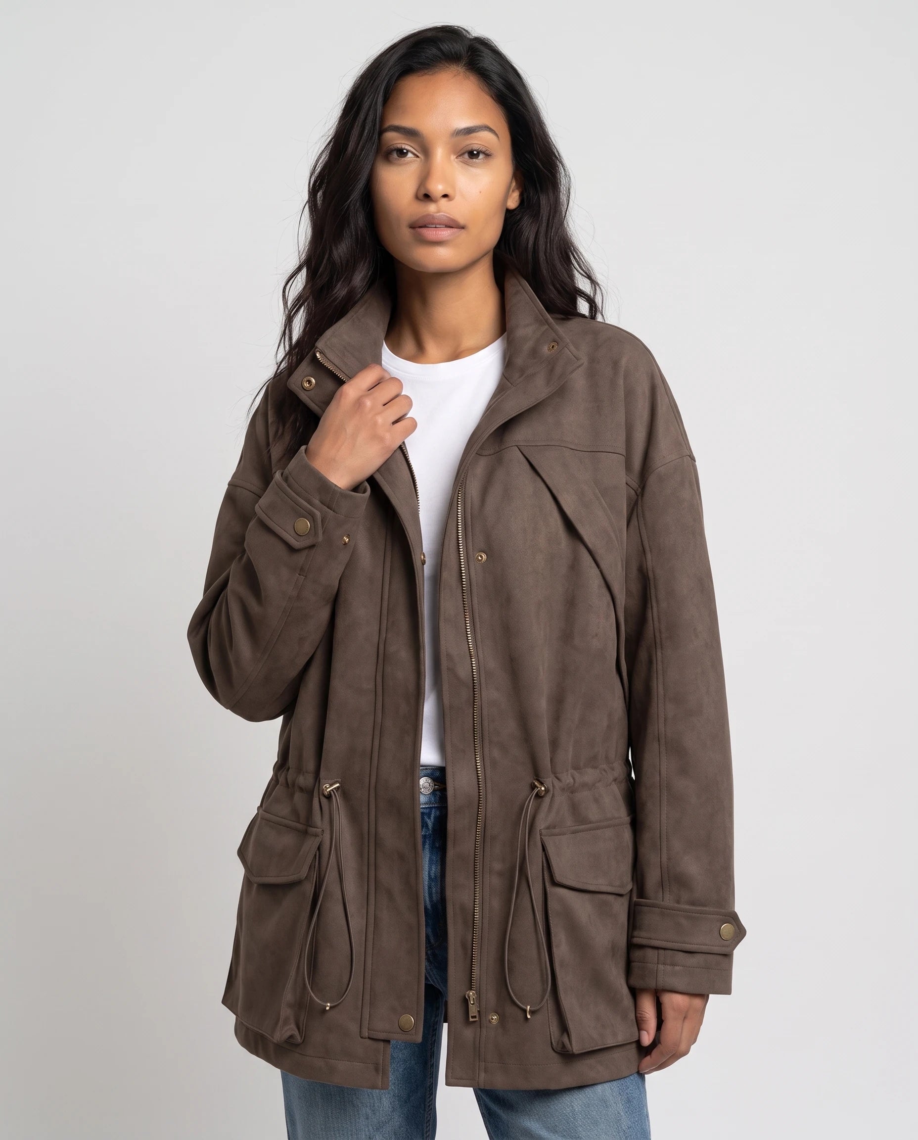 Veste mi-longue en suédine café Irène portée ouverte, plan buste