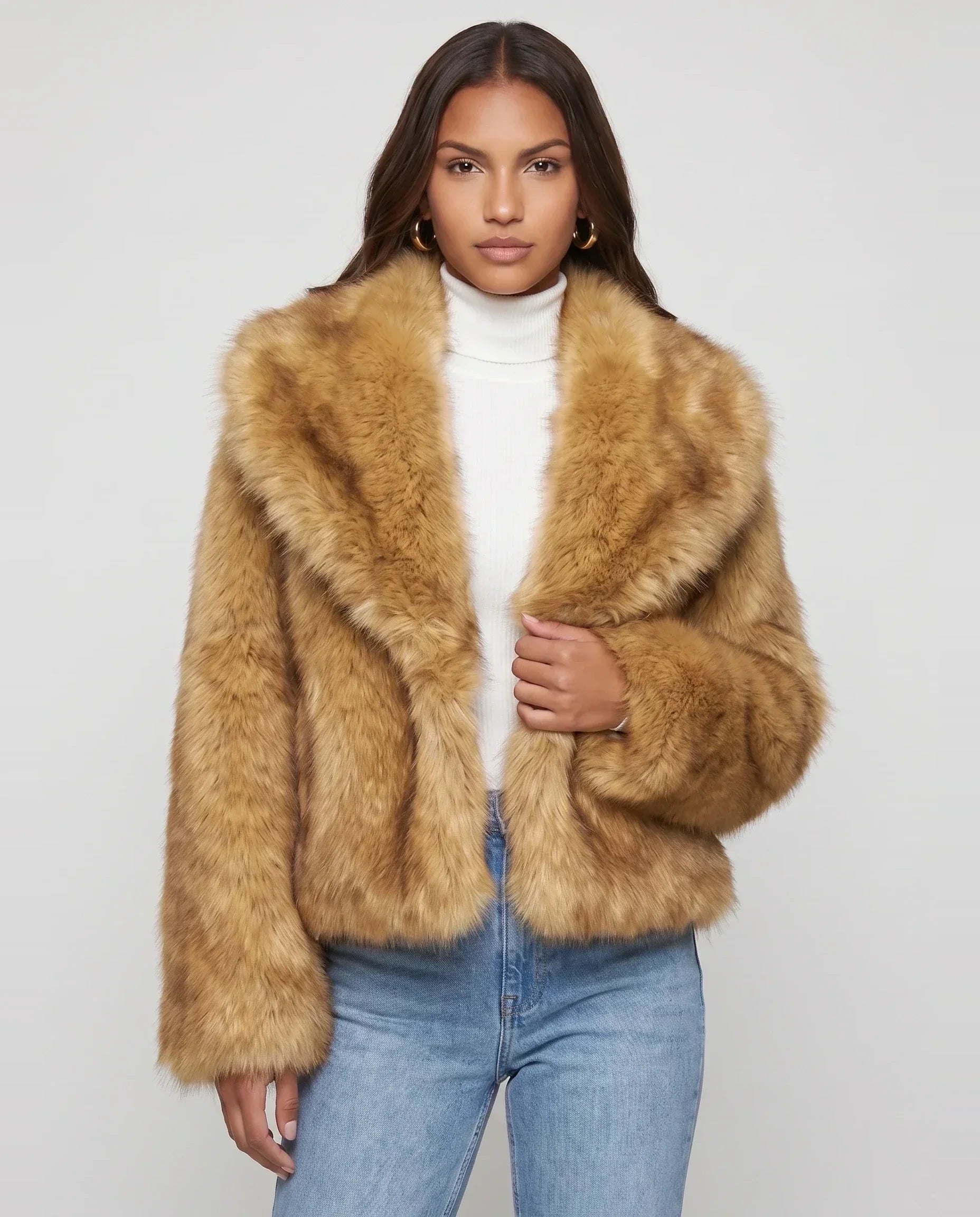 Veste courte en fausse fourrure brun doré Nine, plan rapproché en studio