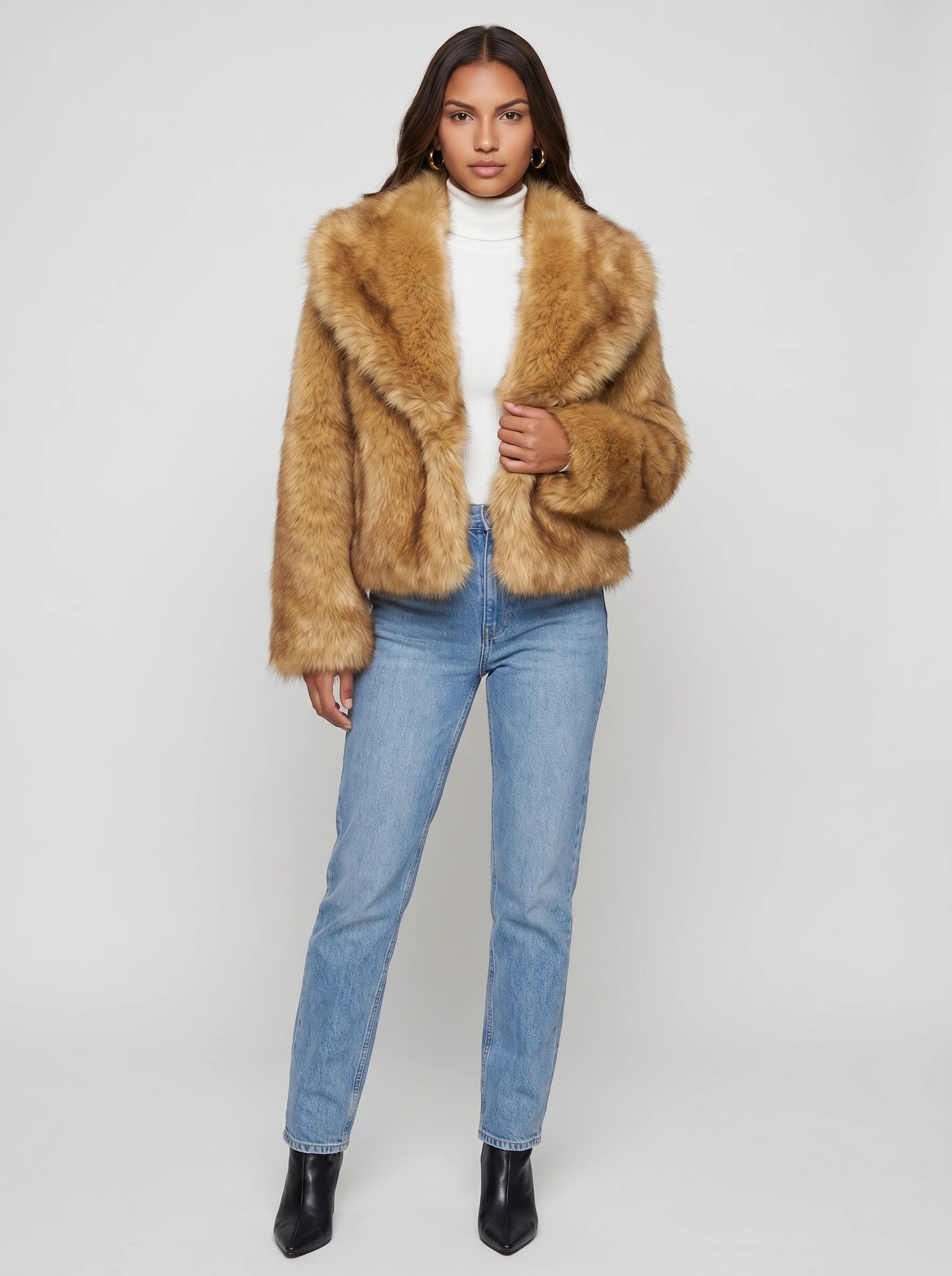 Veste courte en fausse fourrure brun doré Nine, vue de face en studio