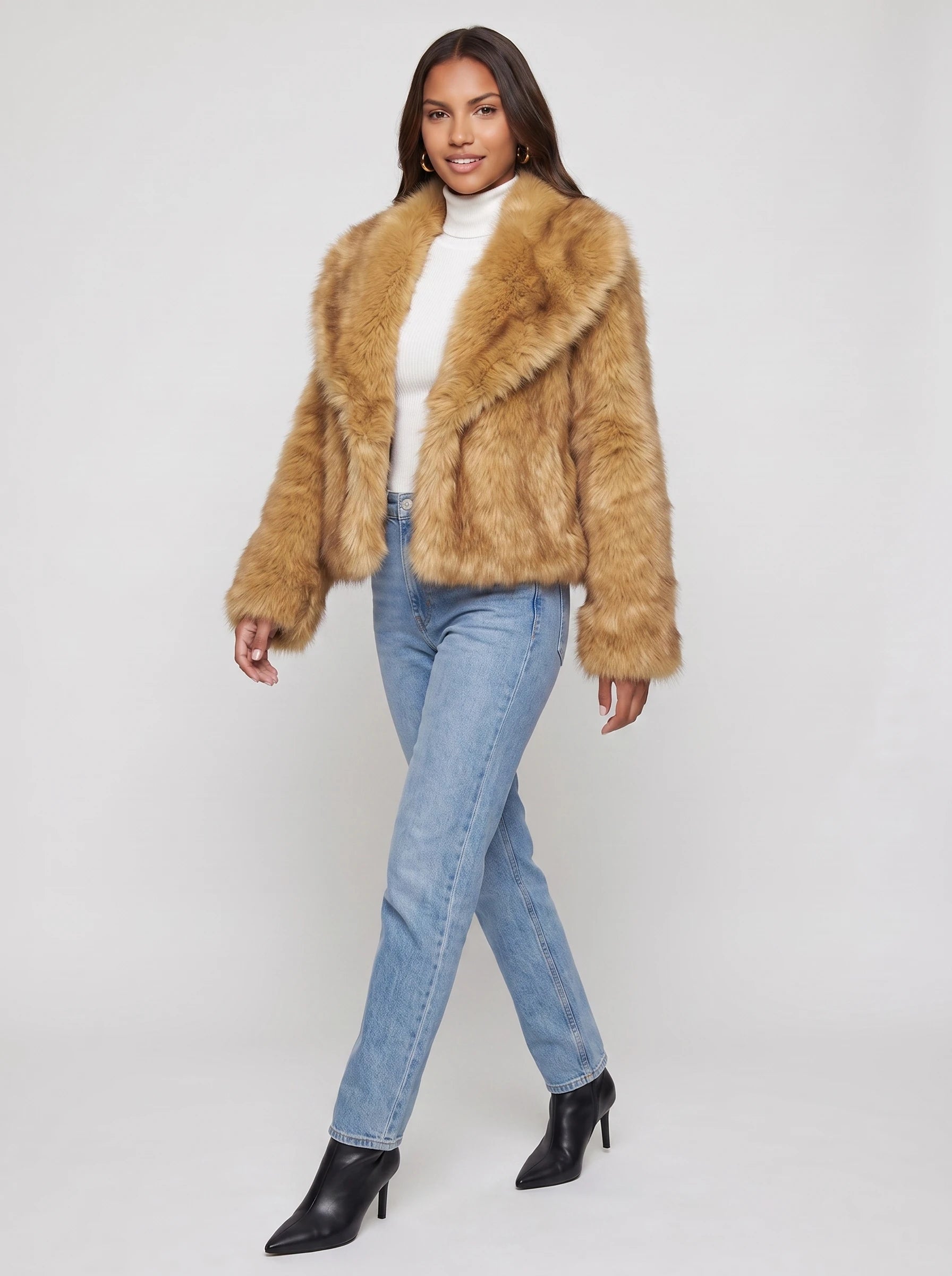 Veste courte en fausse fourrure brun doré Nine, vue de trois quarts en studio
