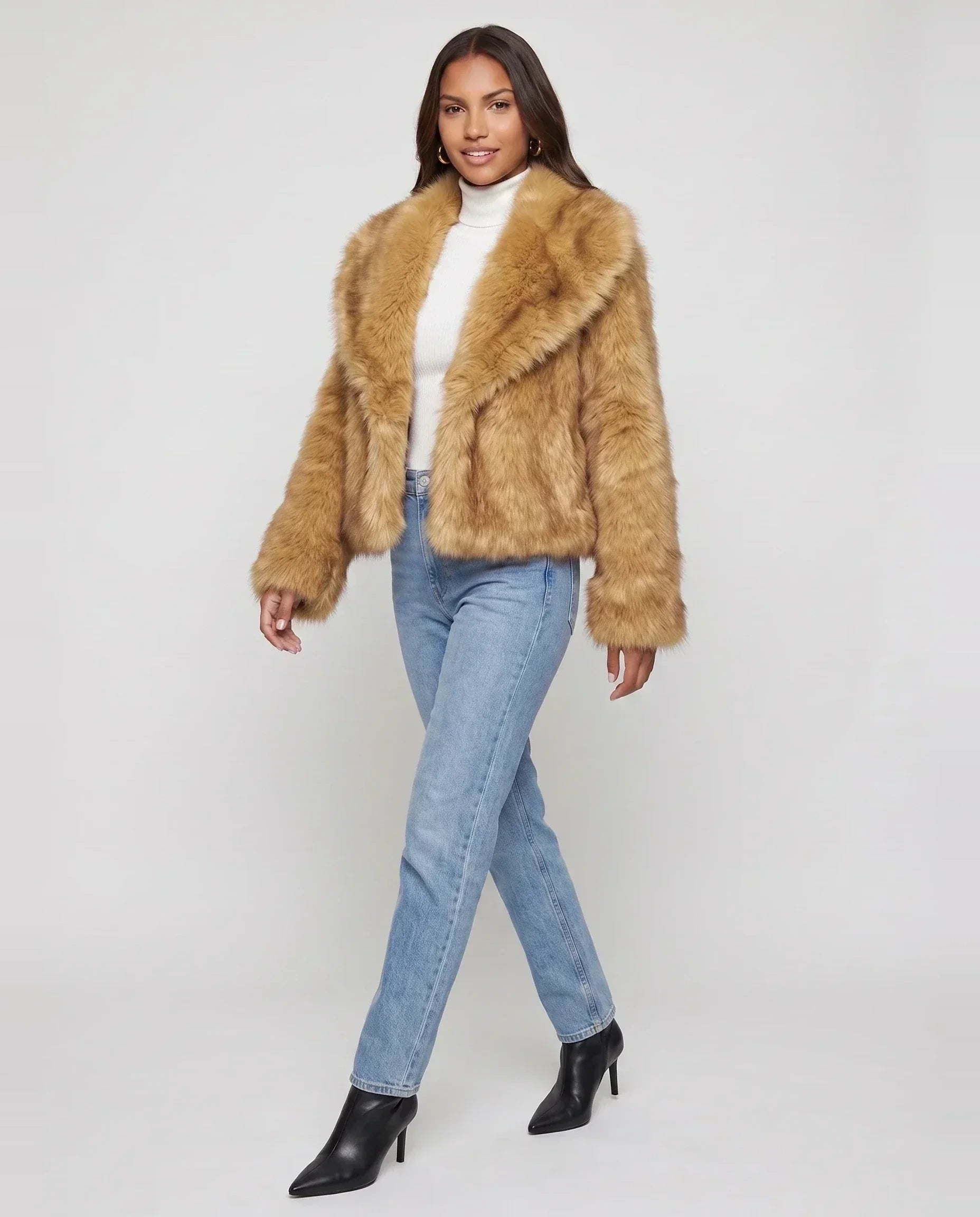 Veste courte en fausse fourrure brun doré Nine, vue de trois quarts en studio