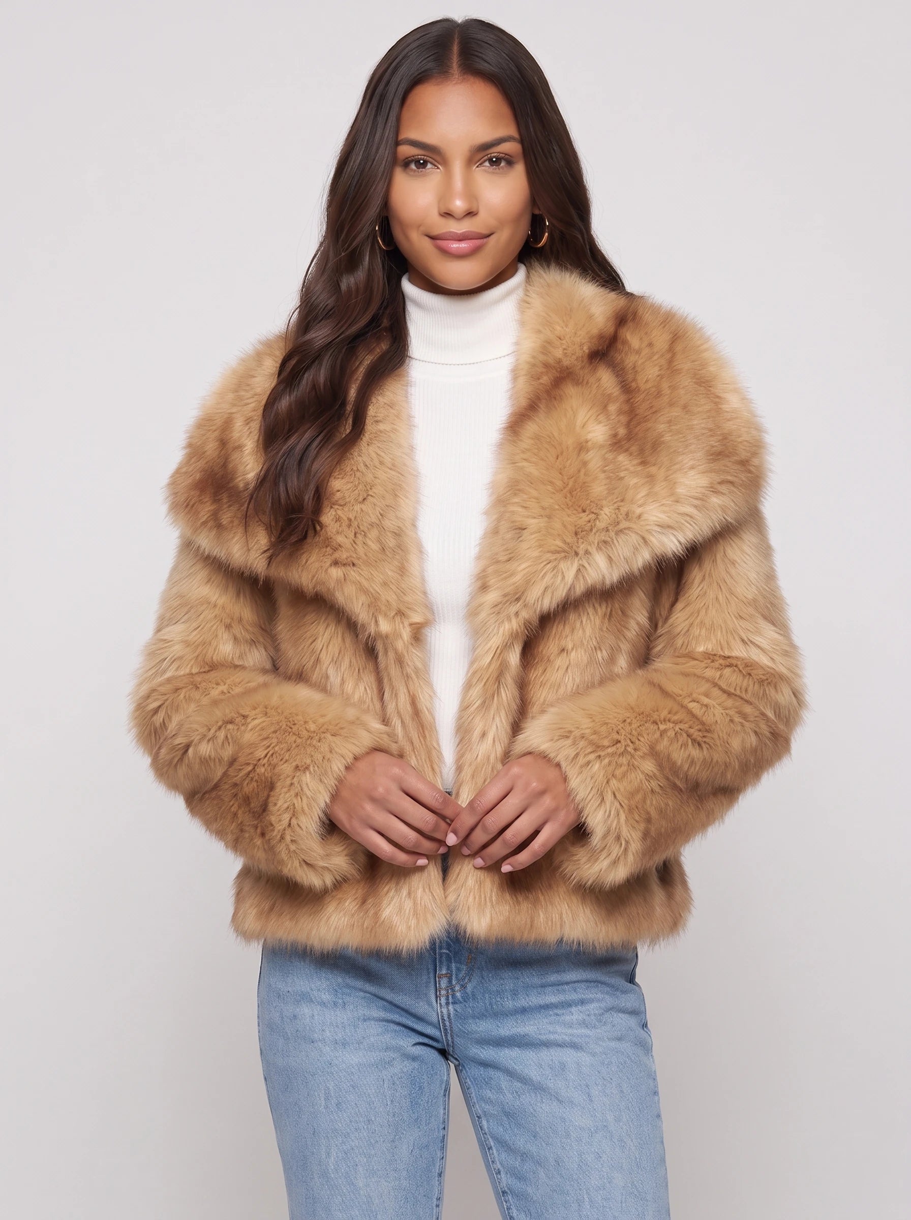 Veste courte en fausse fourrure camel Nine, plan rapproché en studio
