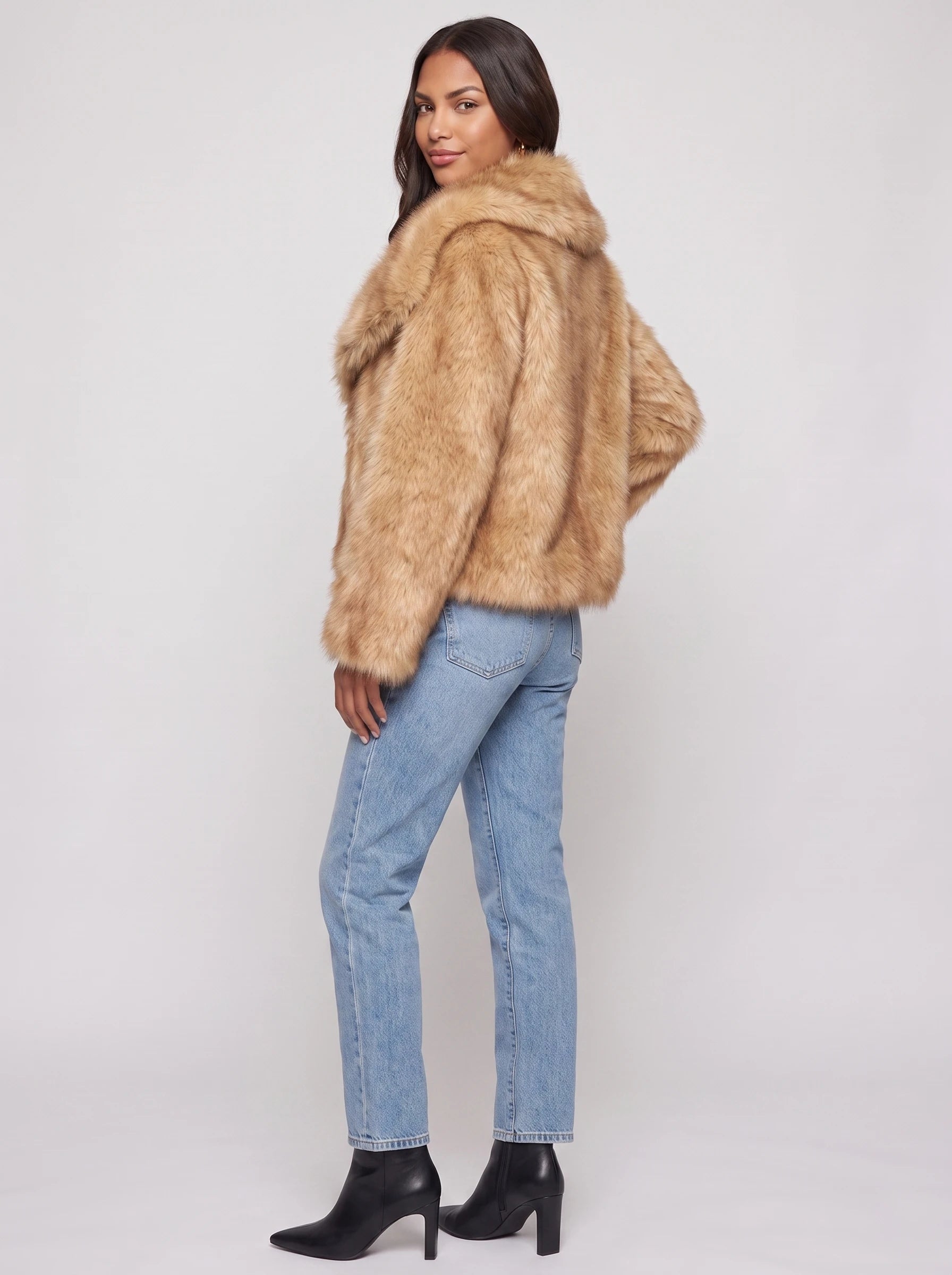 Veste courte en fausse fourrure camel Nine, vue de trois quarts en studio