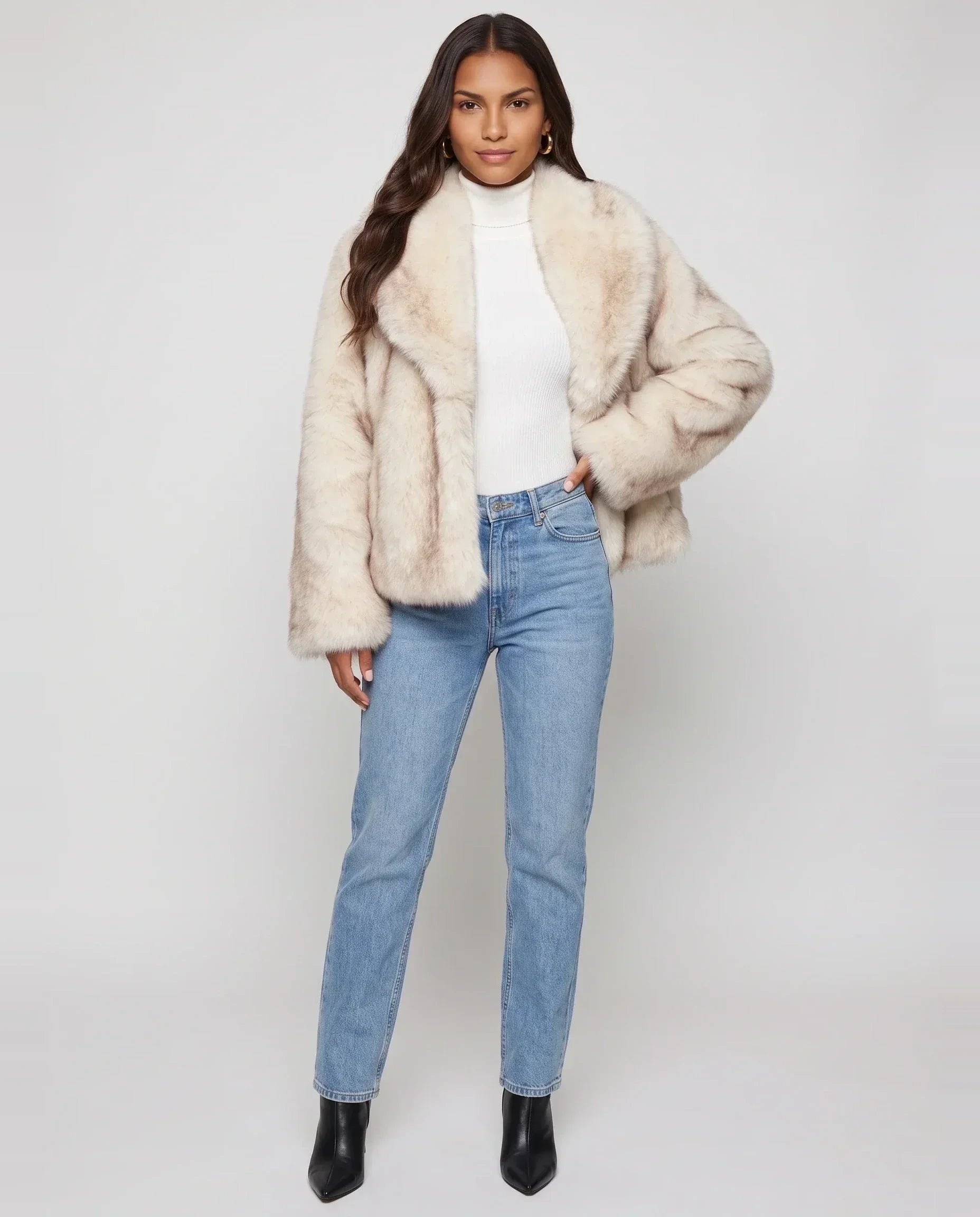 Veste courte en fausse fourrure écru givré Nine, vue de face en studio
