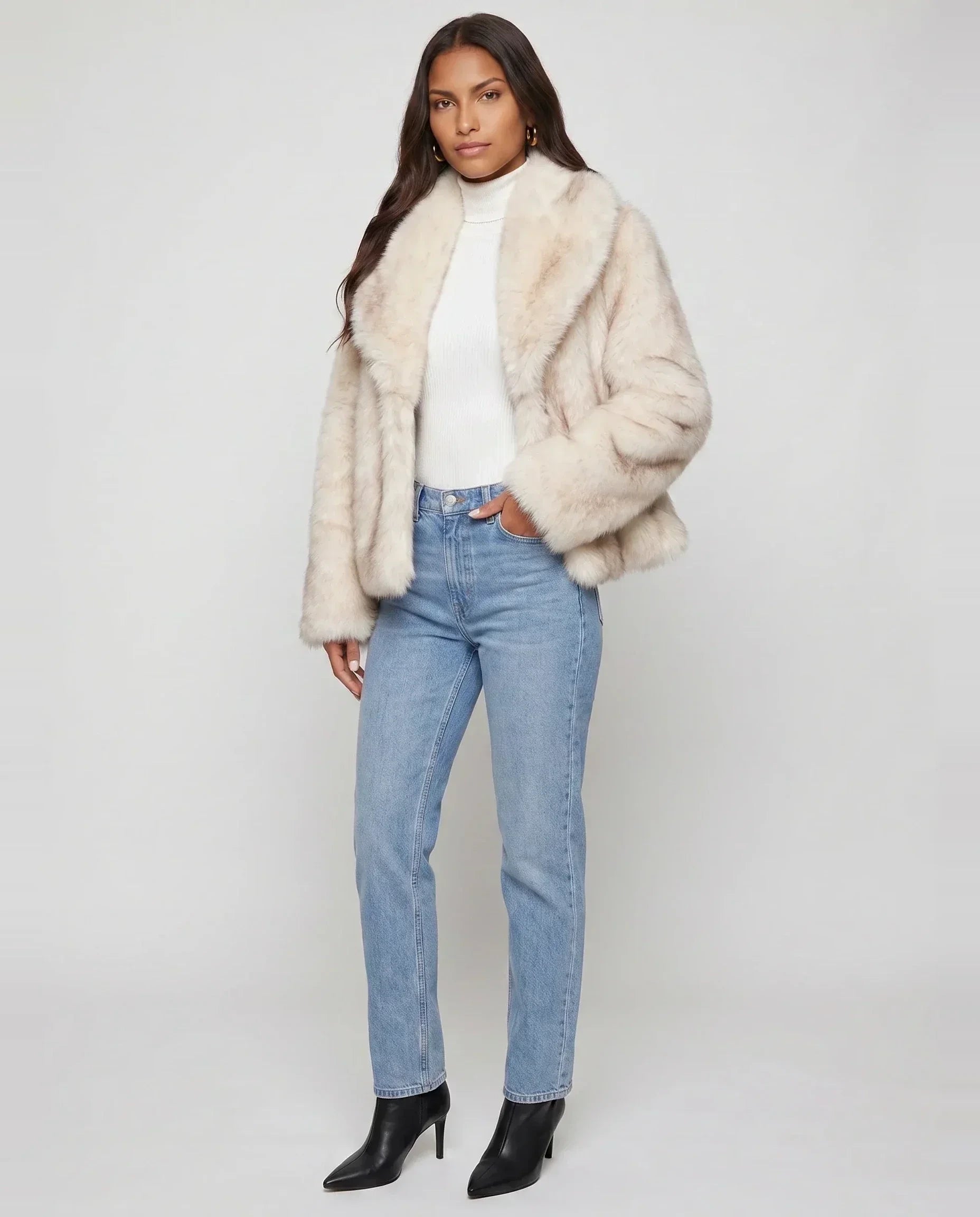 Veste courte en fausse fourrure écru givré Nine, vue de trois quarts en studio