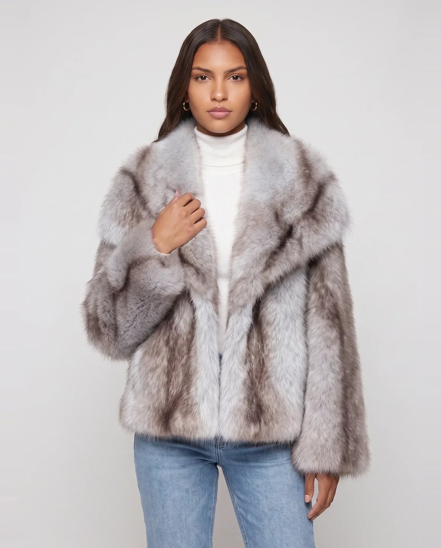 Veste courte en fausse fourrure gris givré Nine, plan rapproché en studio