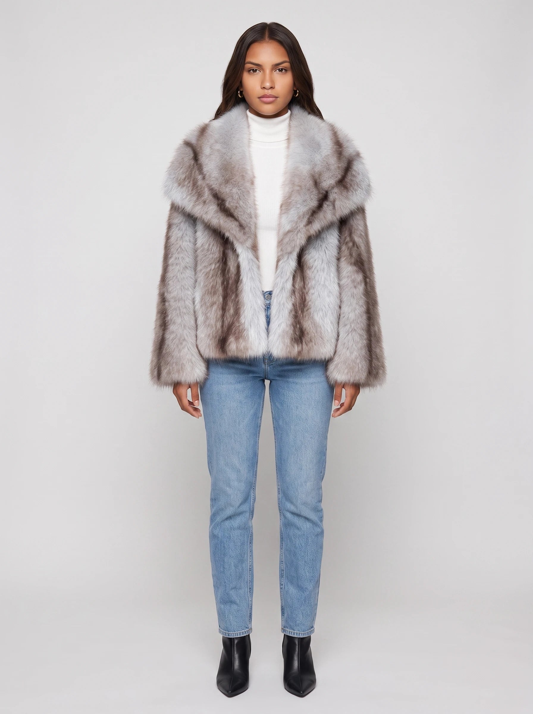 Veste courte en fausse fourrure gris givré Nine, vue de face en studio