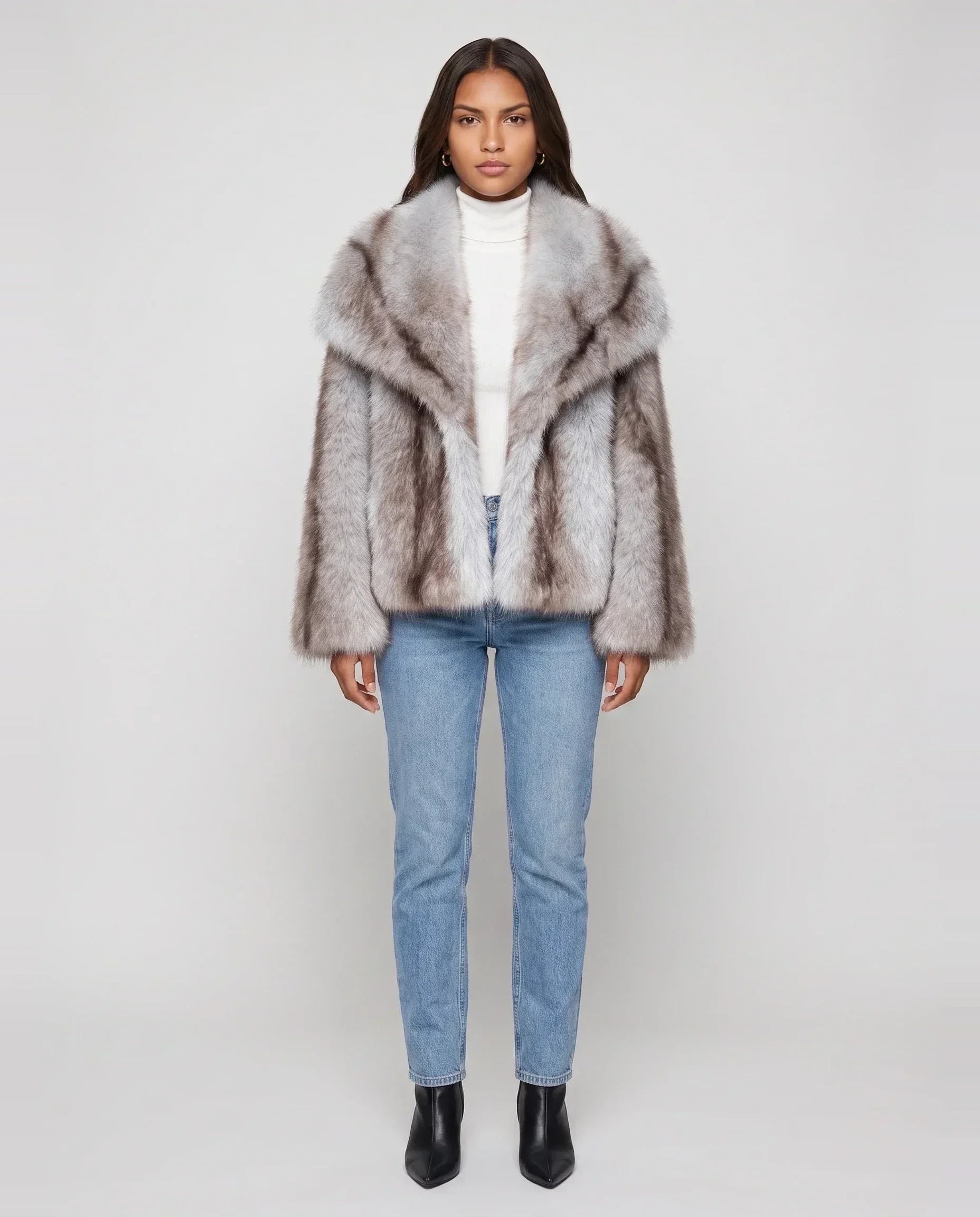 Veste courte en fausse fourrure gris givré Nine, vue de face en studio
