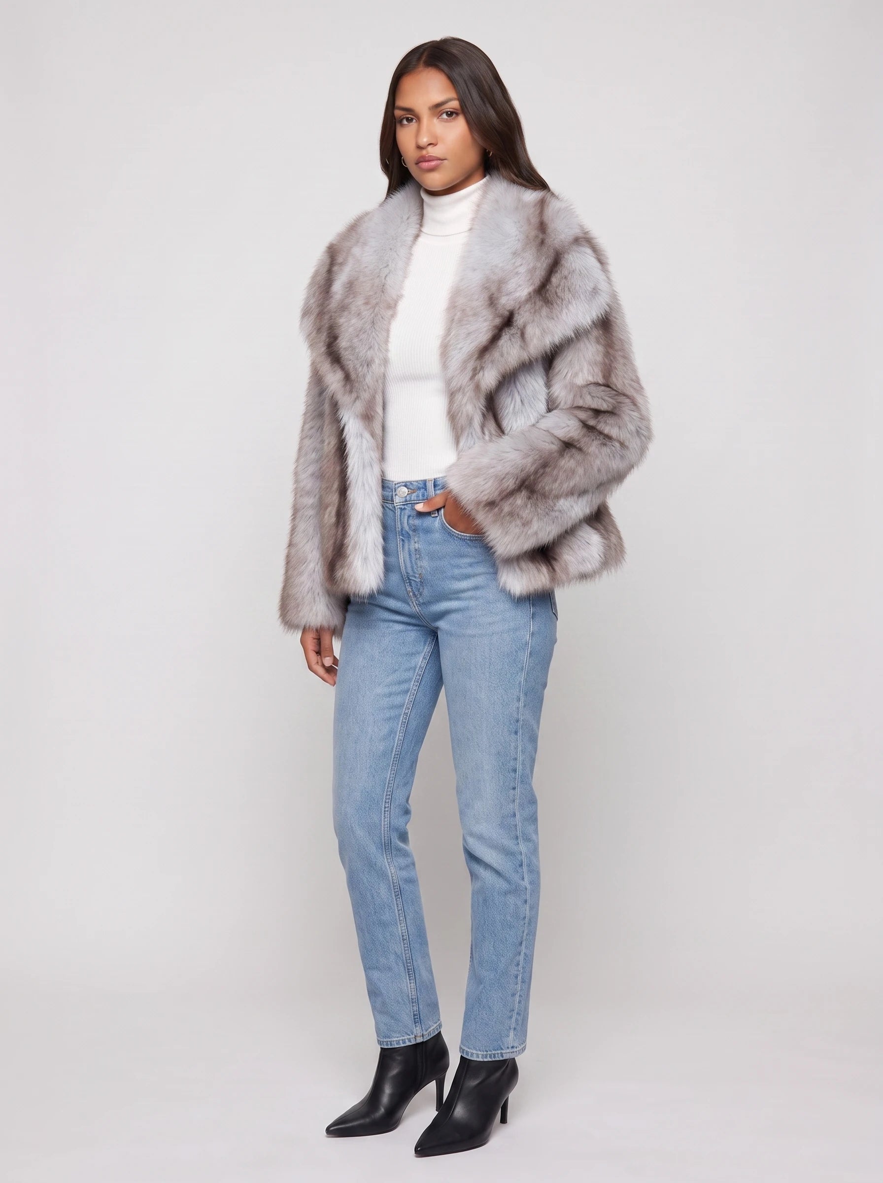 Veste courte en fausse fourrure gris givré Nine, vue de trois quarts en studio