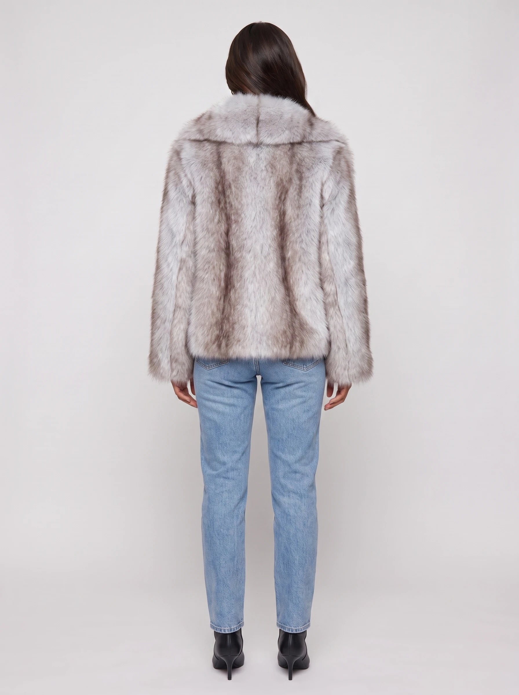 Veste courte en fausse fourrure gris givré Nine, vue de dos en studio