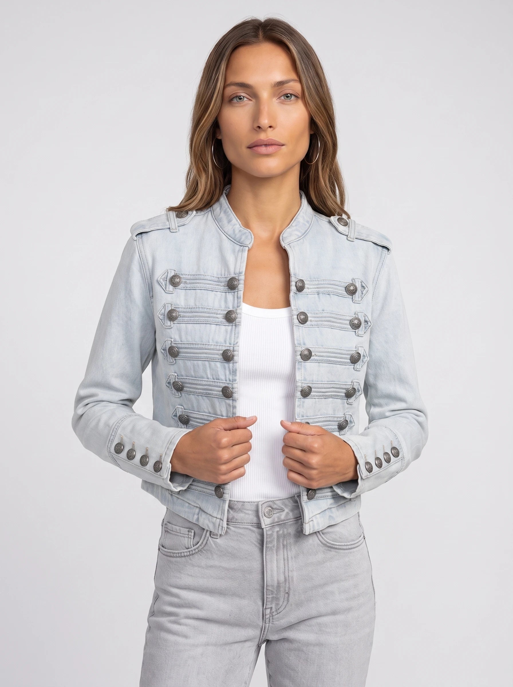 Veste en jean esprit officier bleu clair Rosemonde, plan rapproché en studio