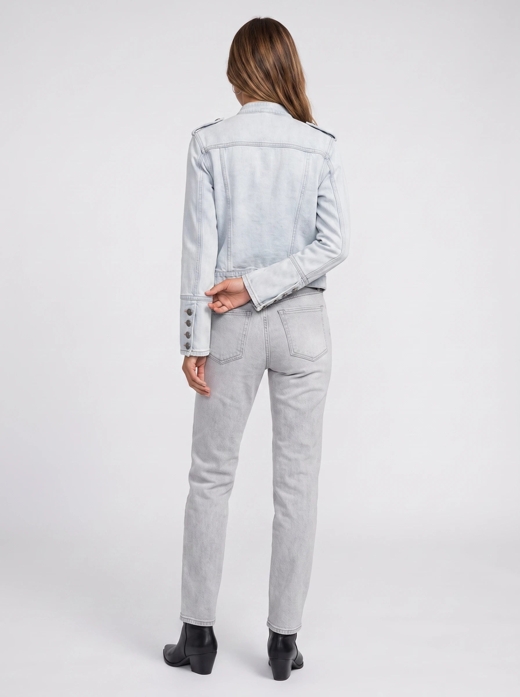 Veste en jean esprit officier bleu clair Rosemonde, vue de dos en studio