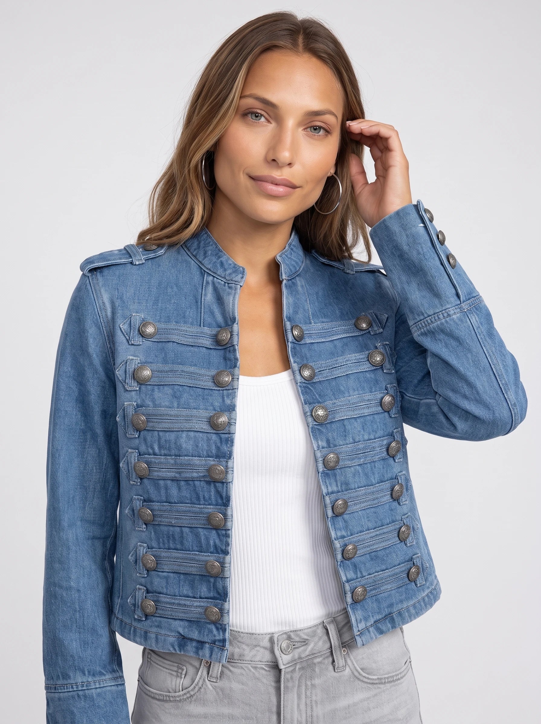 Veste en jean esprit officier bleu denim Rosemonde, plan rapproché en studio