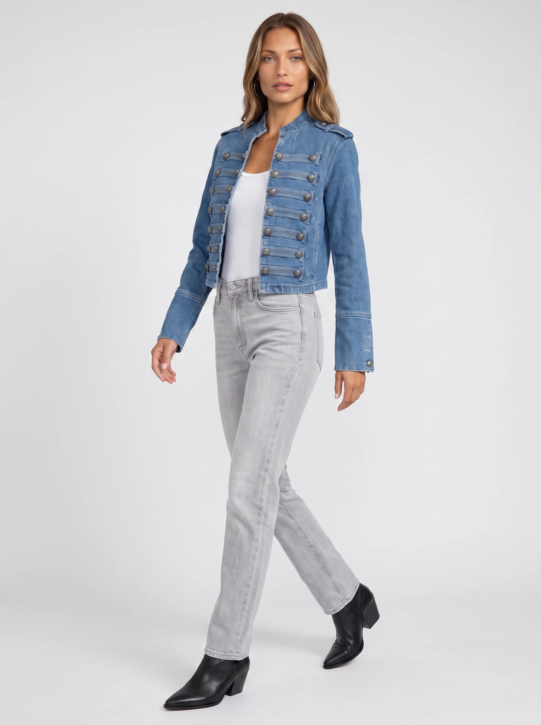 Veste en jean esprit officier bleu denim Rosemonde, vue de trois quarts en studio
