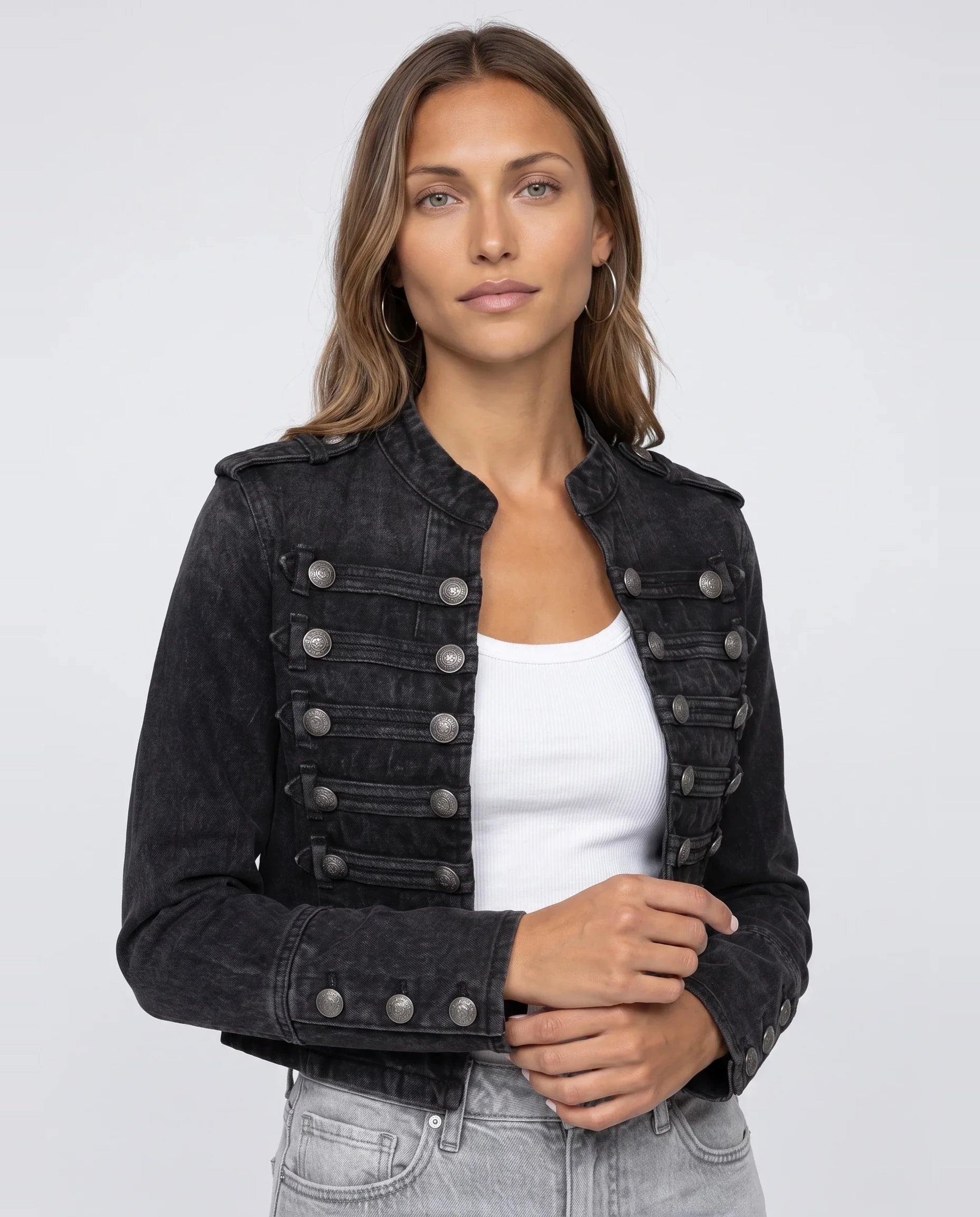 Veste en jean esprit officier noir délavé Rosemonde, plan rapproché en studio