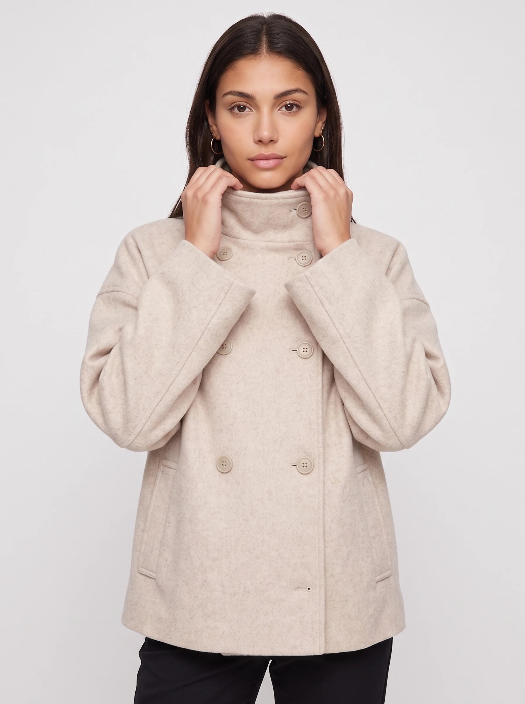 Veste courte en lainage beige à col montant Rosalinde, plan rapproché en studio