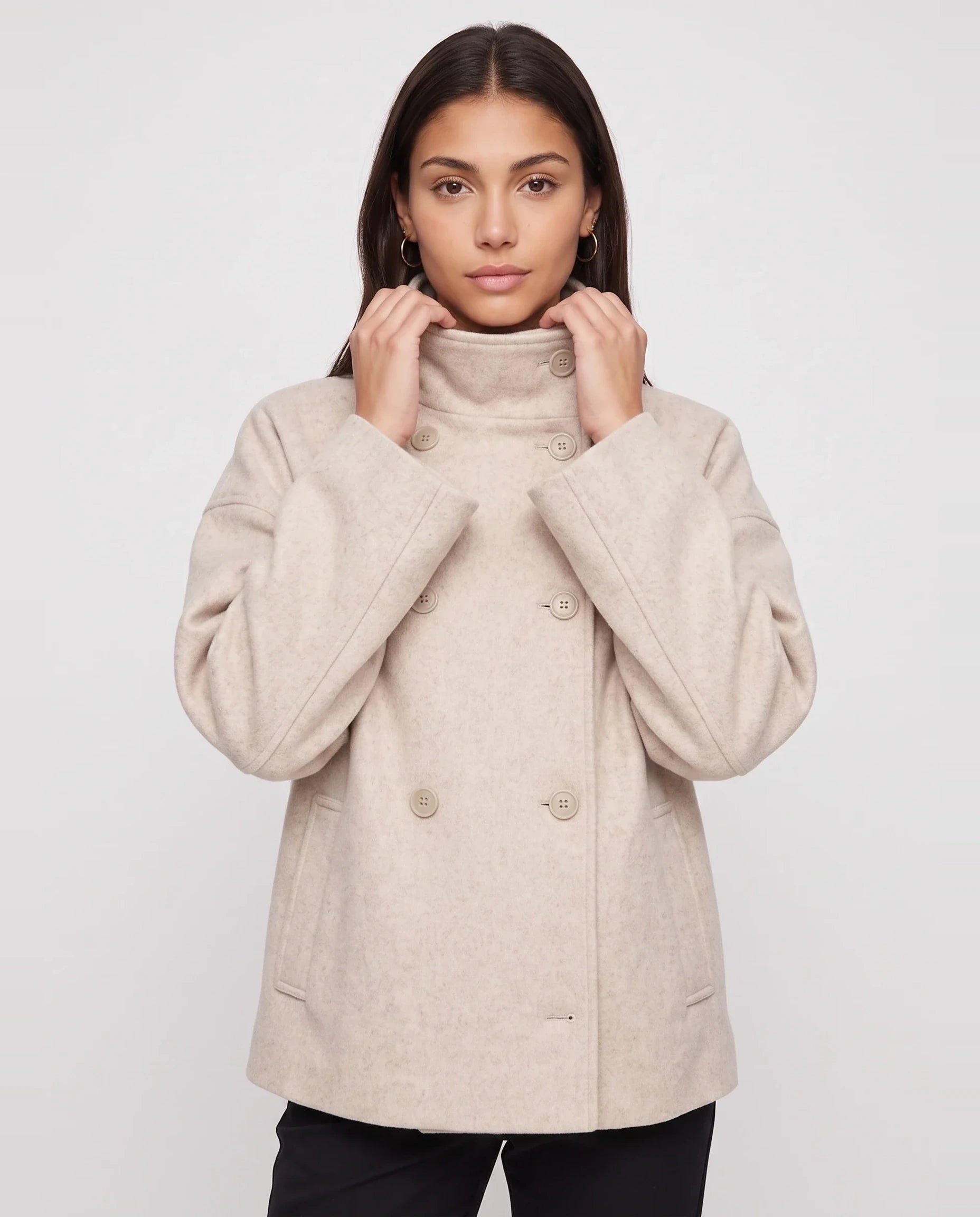 Veste courte en lainage beige à col montant Rosalinde, plan rapproché en studio