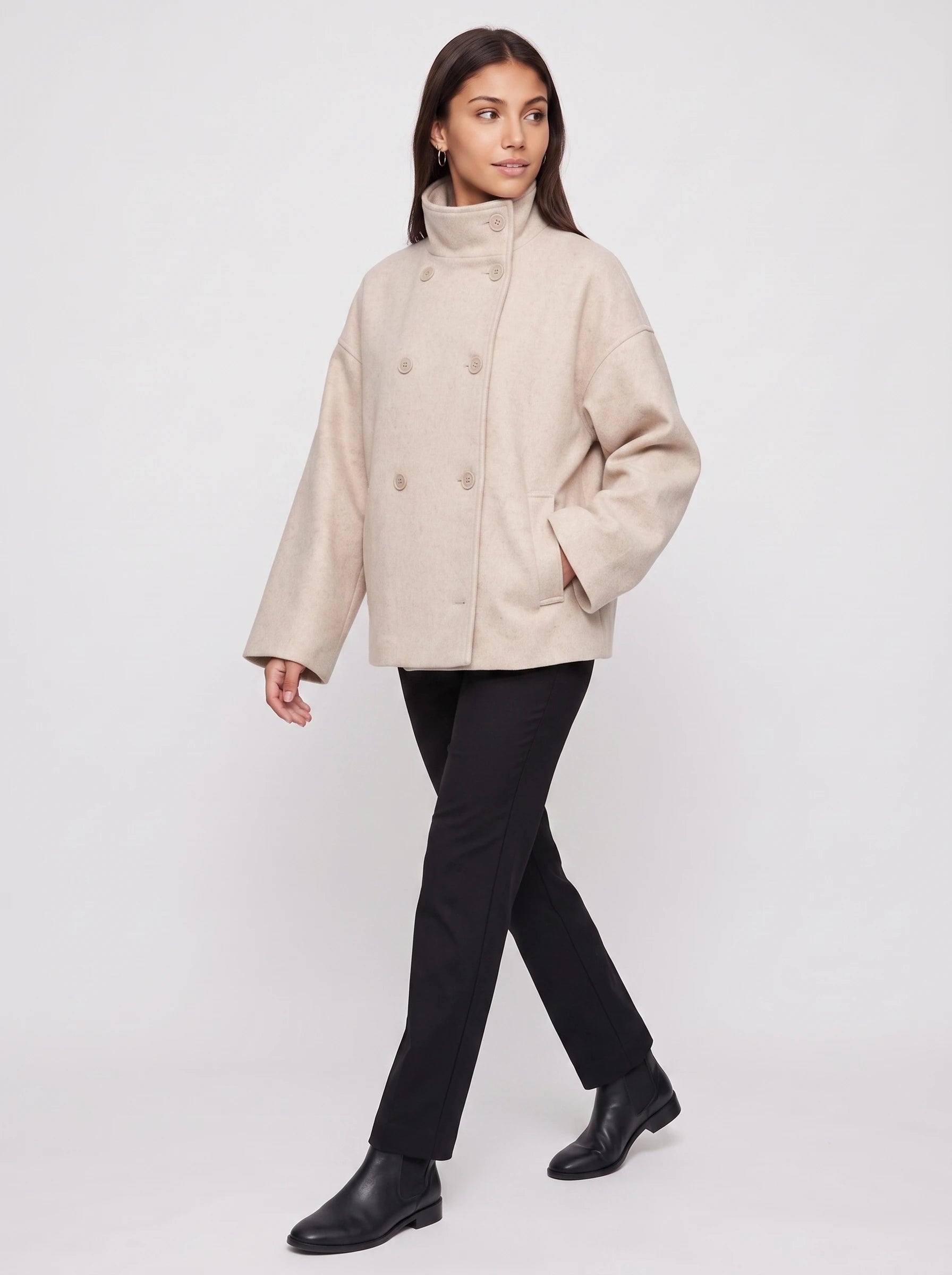 Veste en lainage beige Rosalinde, vue de trois quarts en studio