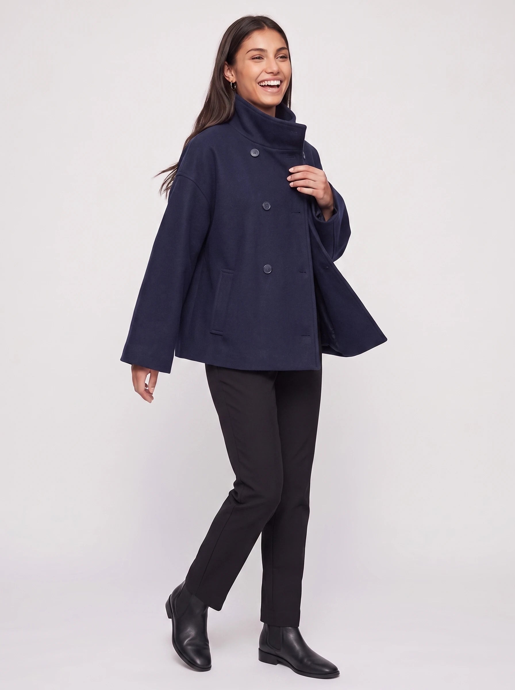 Veste en lainage bleu marine Rosalinde, vue de trois quarts en studio