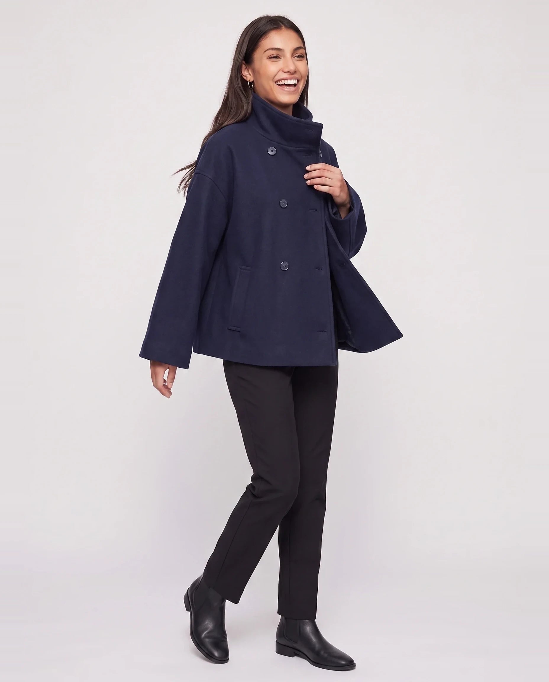 Veste en lainage bleu marine Rosalinde, vue de trois quarts en studio