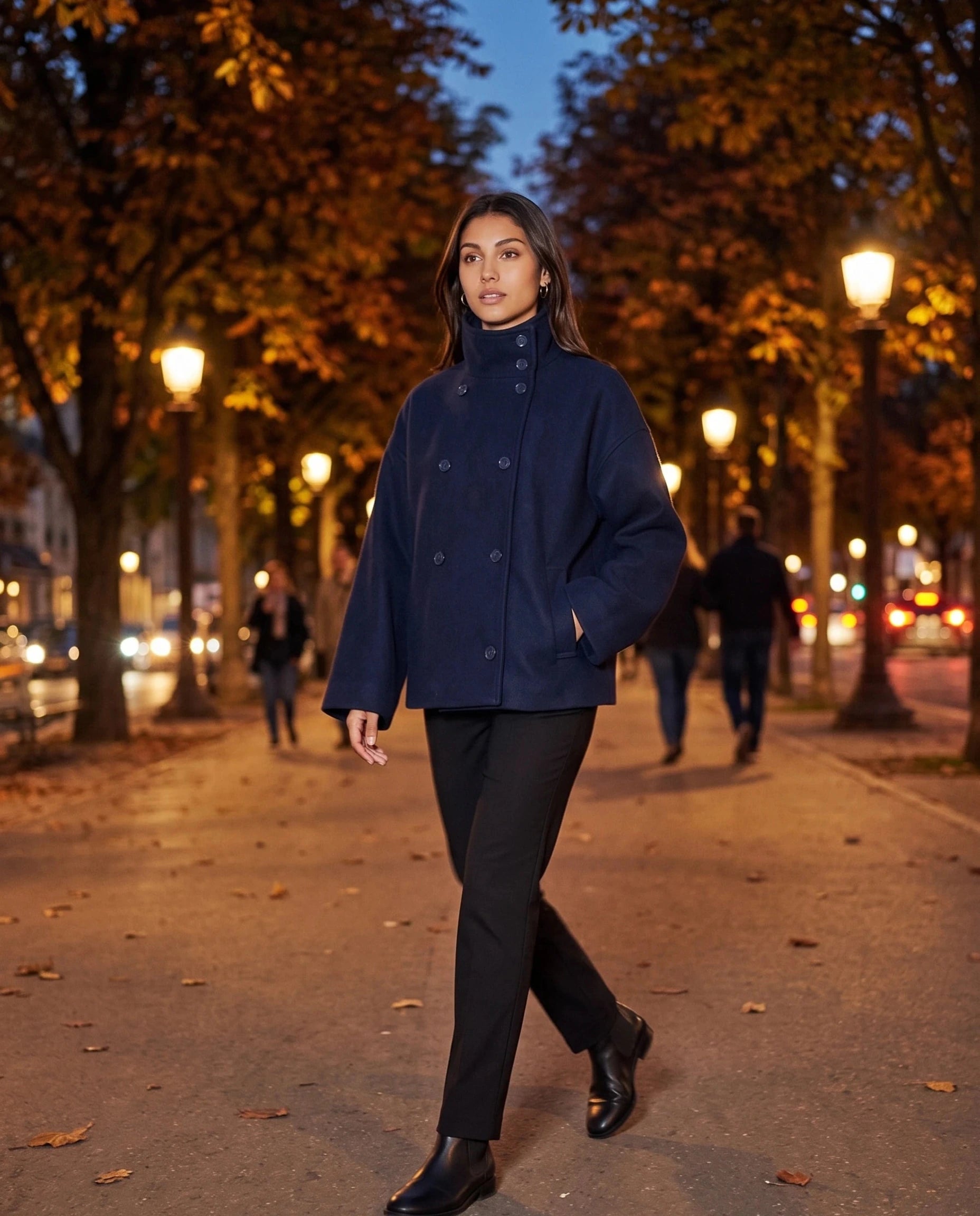 Veste en lainage bleu marine Rosalinde, portée sur un boulevard au soir