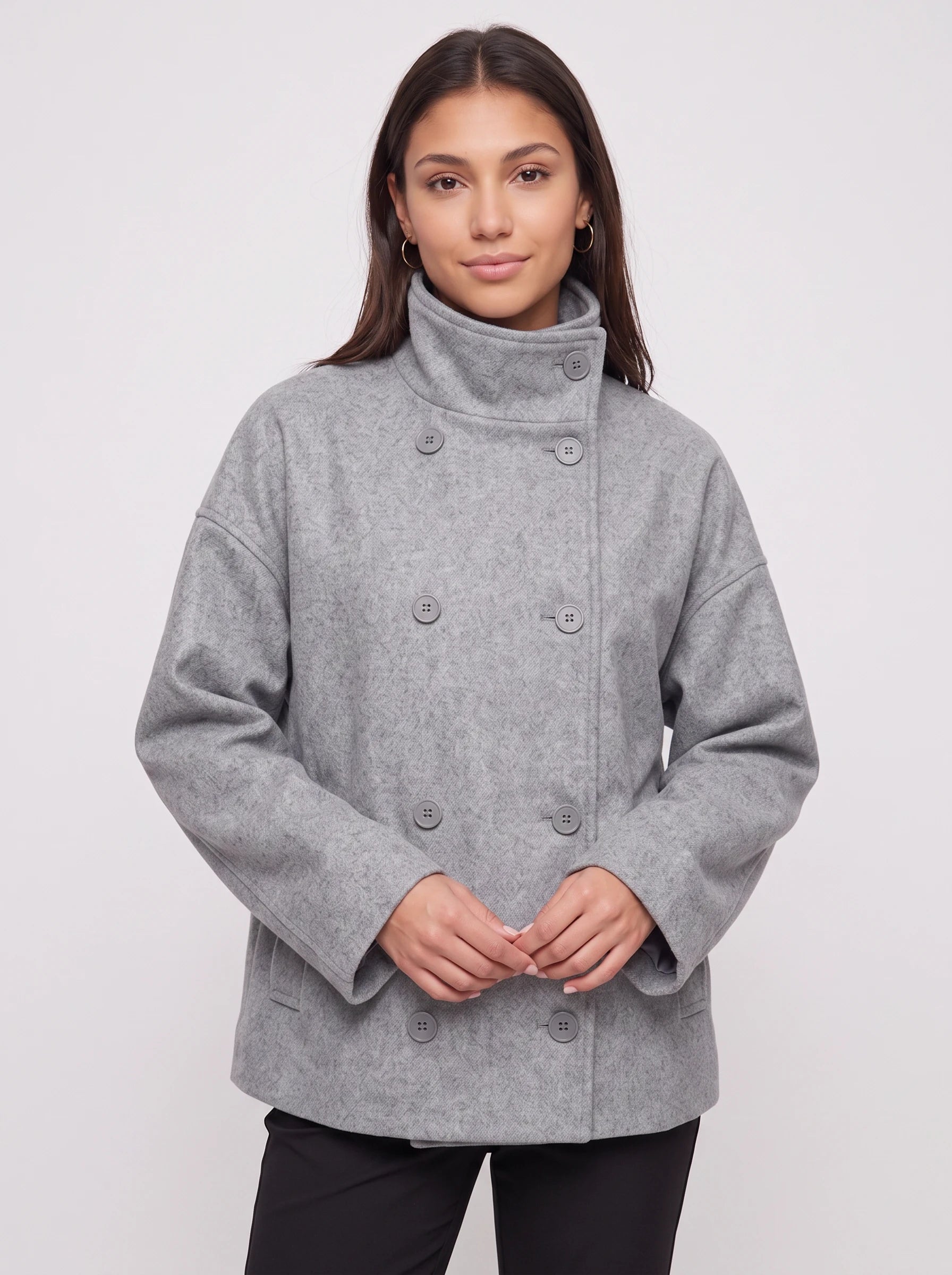 Veste courte en lainage gris chiné à col montant Rosalinde, plan rapproché en studio