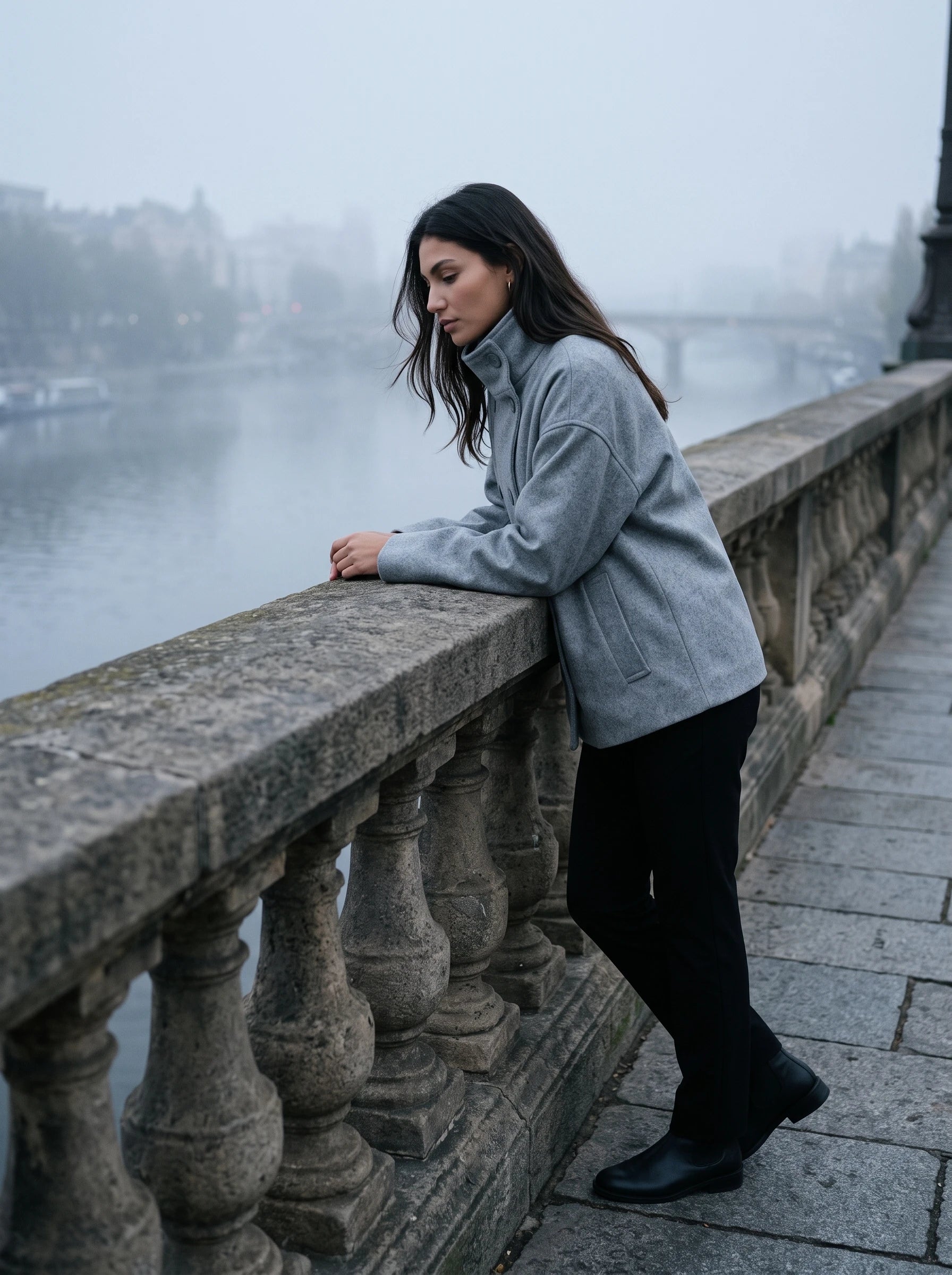 Veste en lainage gris chiné Rosalinde, portée sur un pont dans la brume