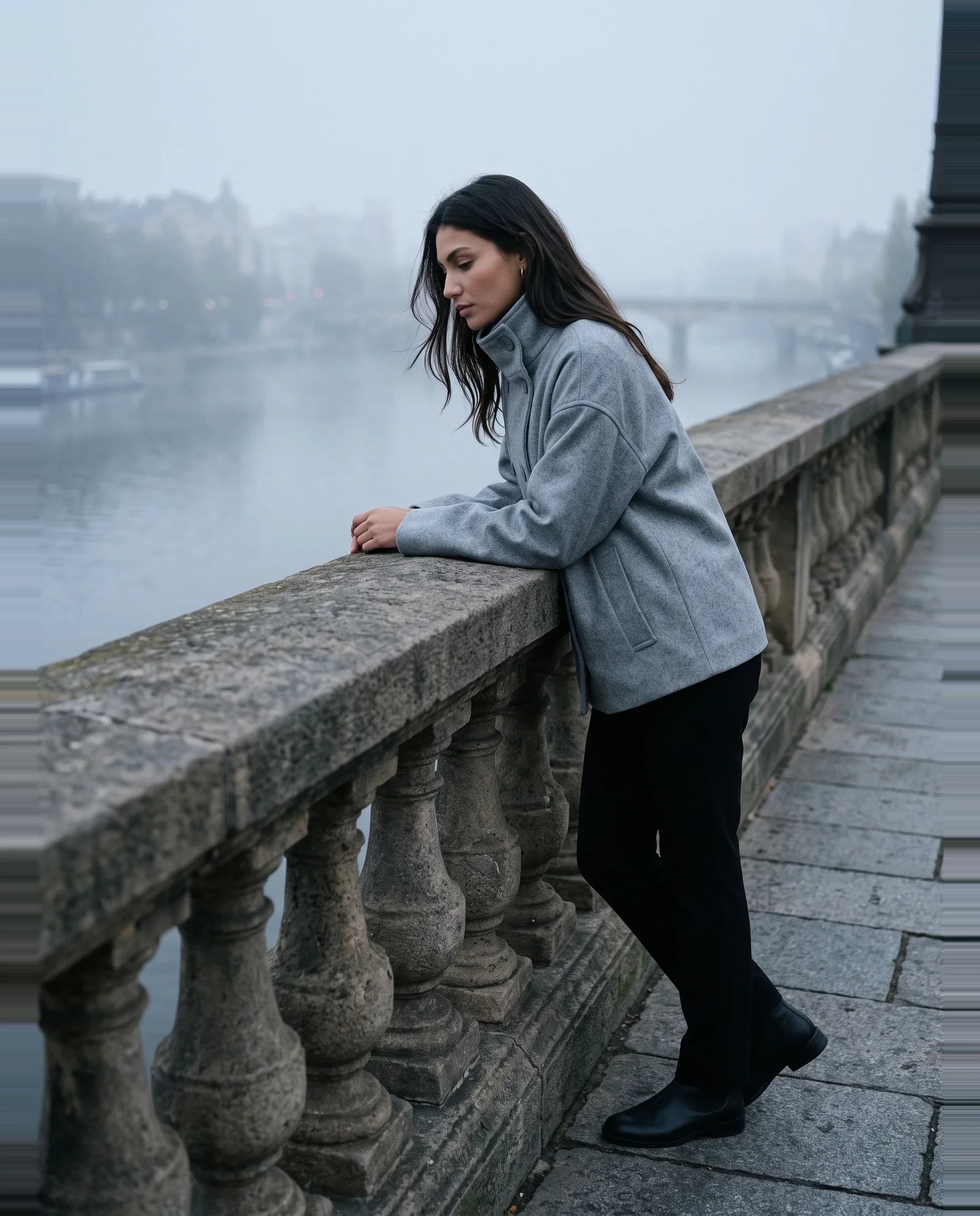Veste en lainage gris chiné Rosalinde, portée sur un pont dans la brume