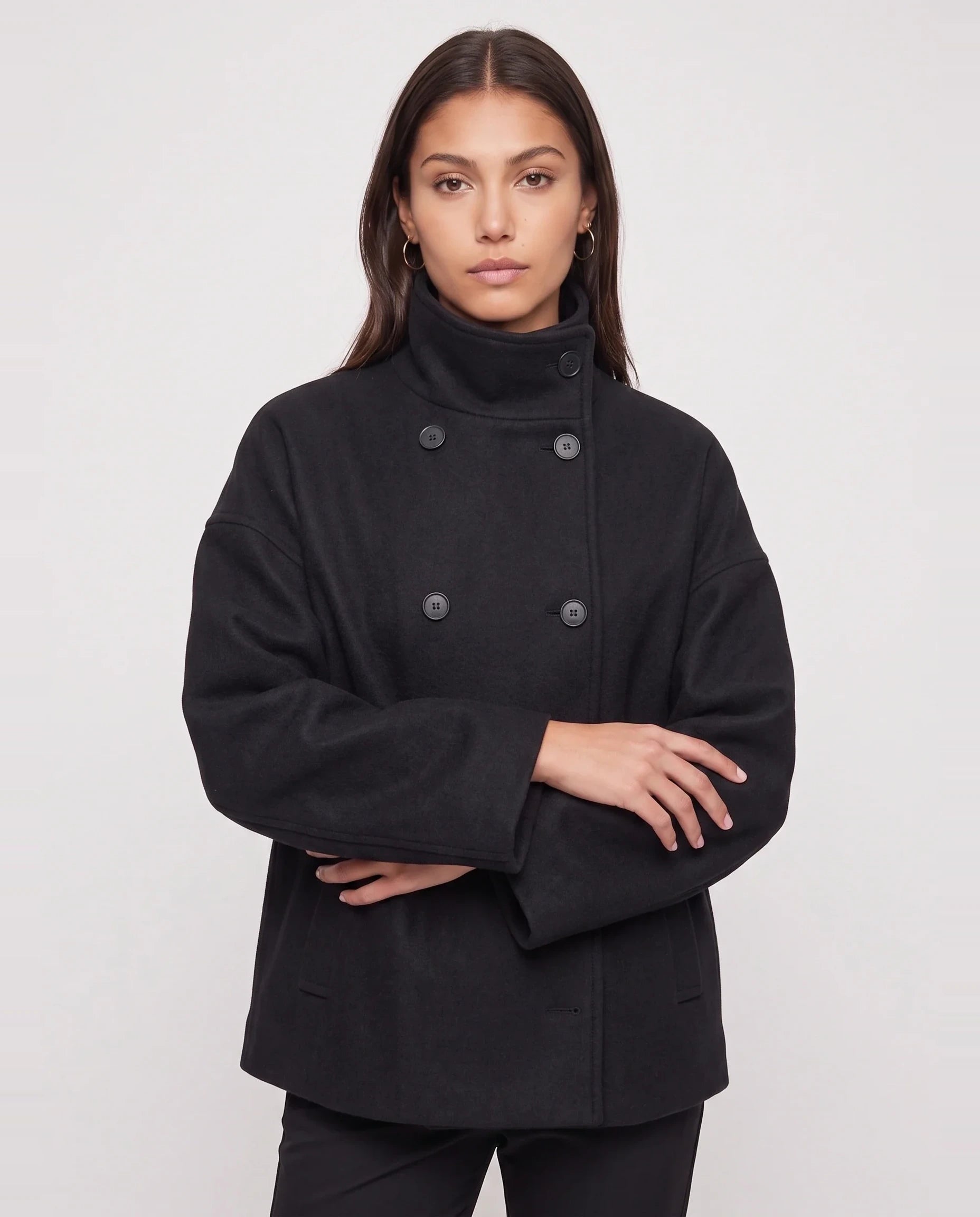 Veste courte en lainage noir à col montant Rosalinde, plan rapproché en studio